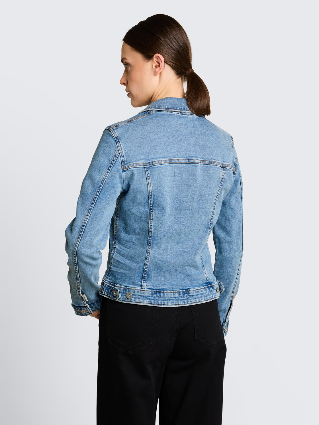Jeansjacke mit Eingriffstaschen - Clean Light Stone Blue Denim - Model-Rückansicht