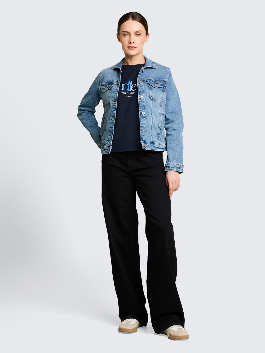 Jeansjacke mit Eingriffstaschen - Clean Light Stone Blue Denim - seitliche Model-Ansicht