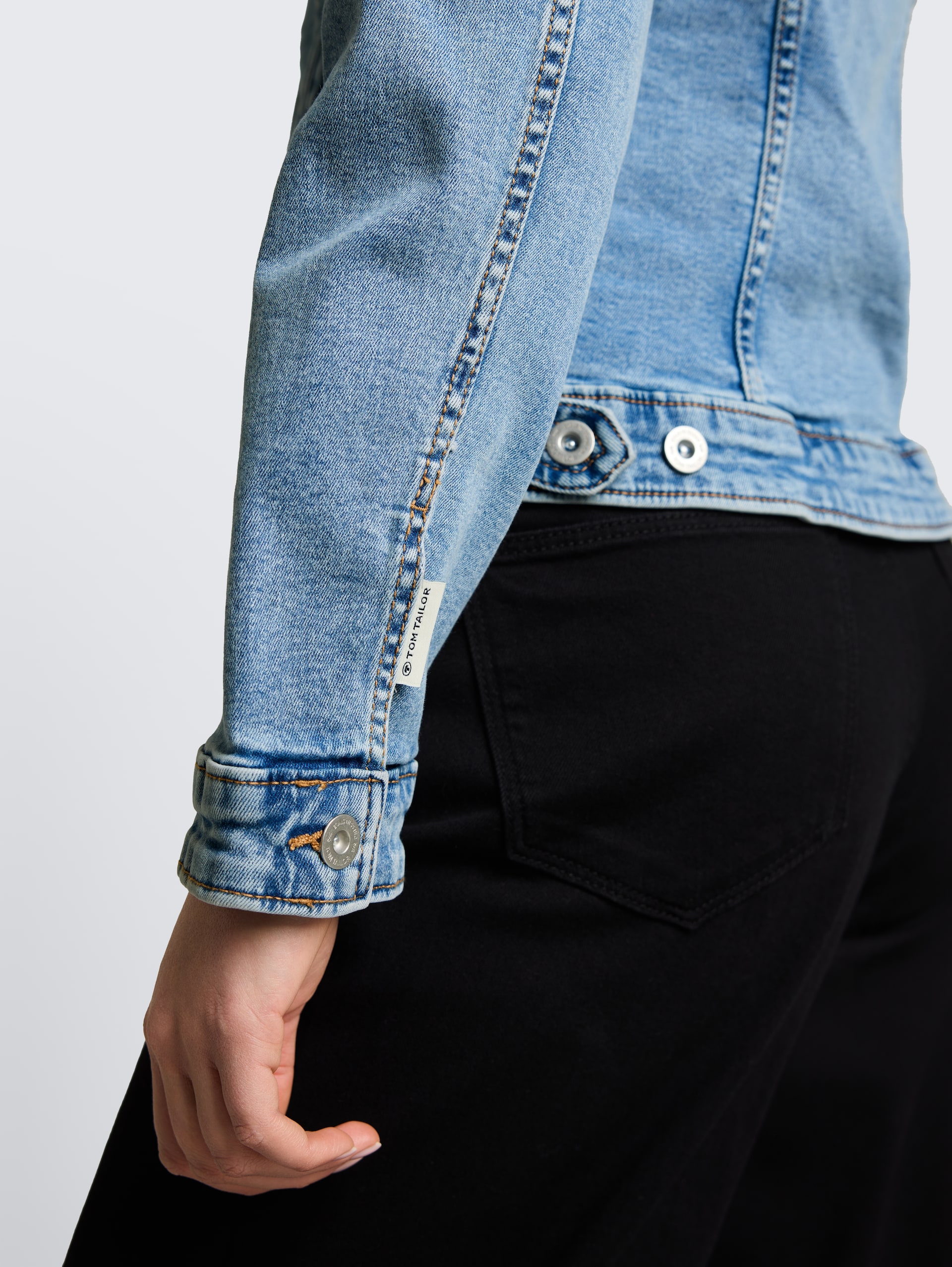 Spijkerjasje met steekzakken - Clean Light Stone Blue Denim - Detailaanzicht model