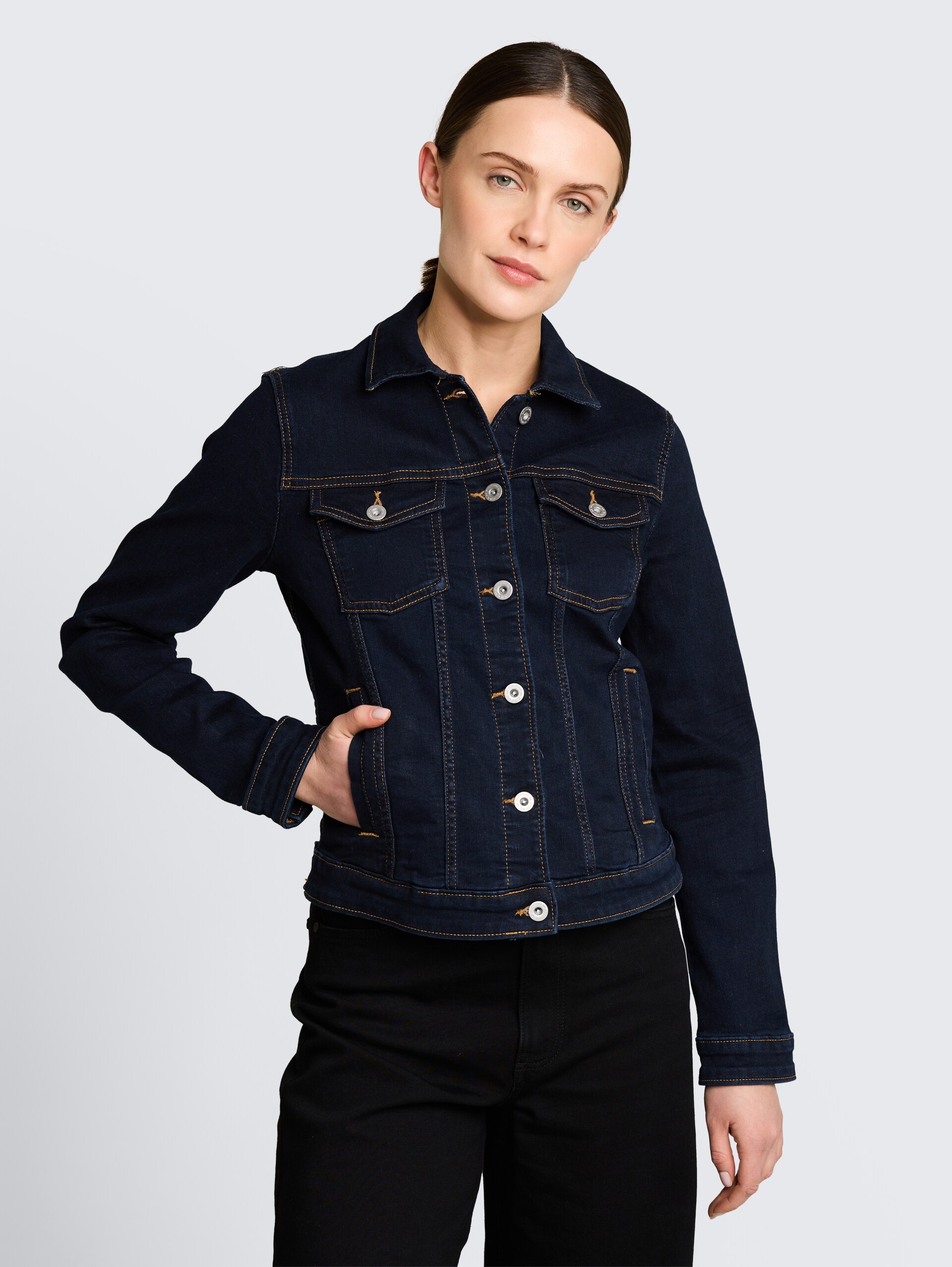 Spijkerjasje met steekzakken - Clean Rinsed Blue Denim - Model vooraanzicht