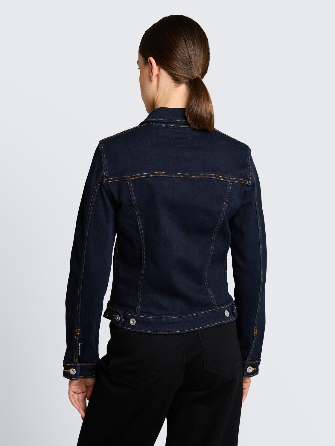 Jeansjacke mit Eingriffstaschen - Clean Rinsed Blue Denim - Model-Rückansicht