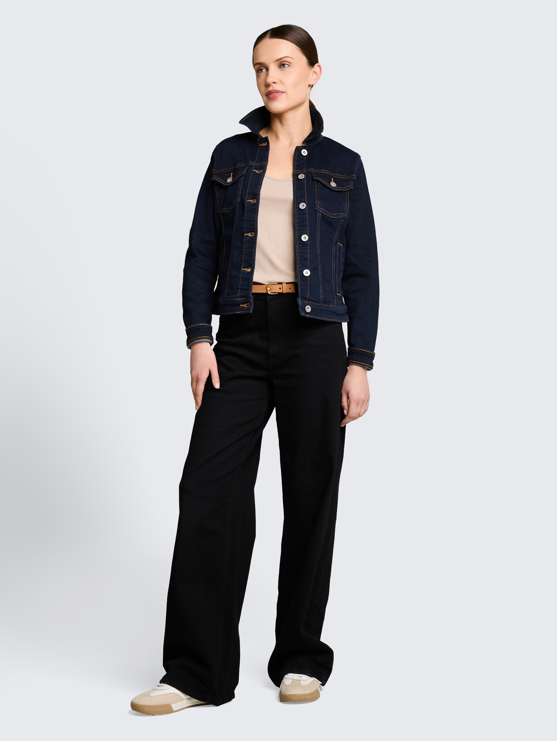 Spijkerjasje met steekzakken - Clean Rinsed Blue Denim - zijaanzicht model