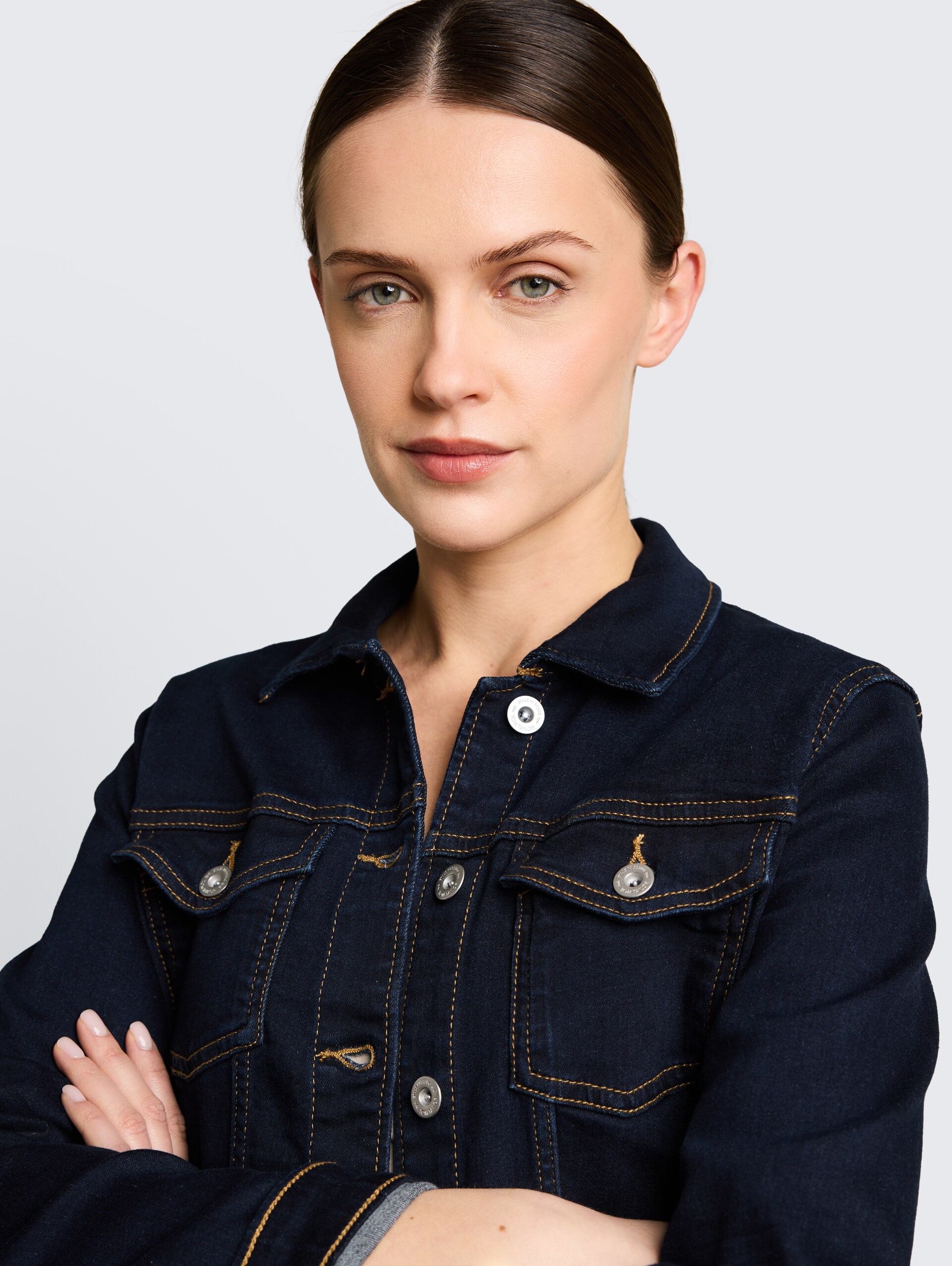 Spijkerjasje met steekzakken - Clean Rinsed Blue Denim - Detailaanzicht model