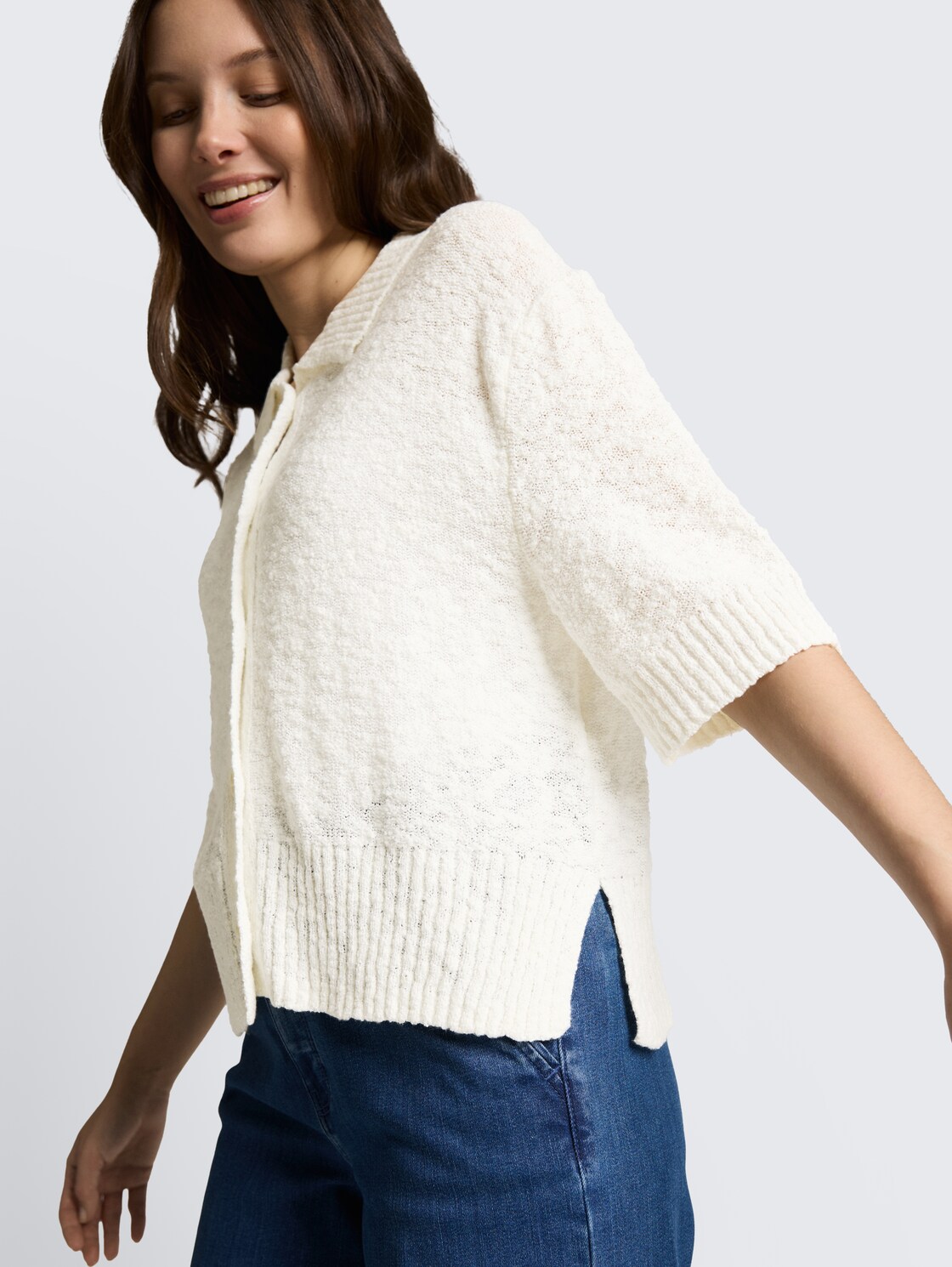 Loose Fit Bouclé Cardigan mit Kragen - Whisper White - Detail-Model-Ansicht