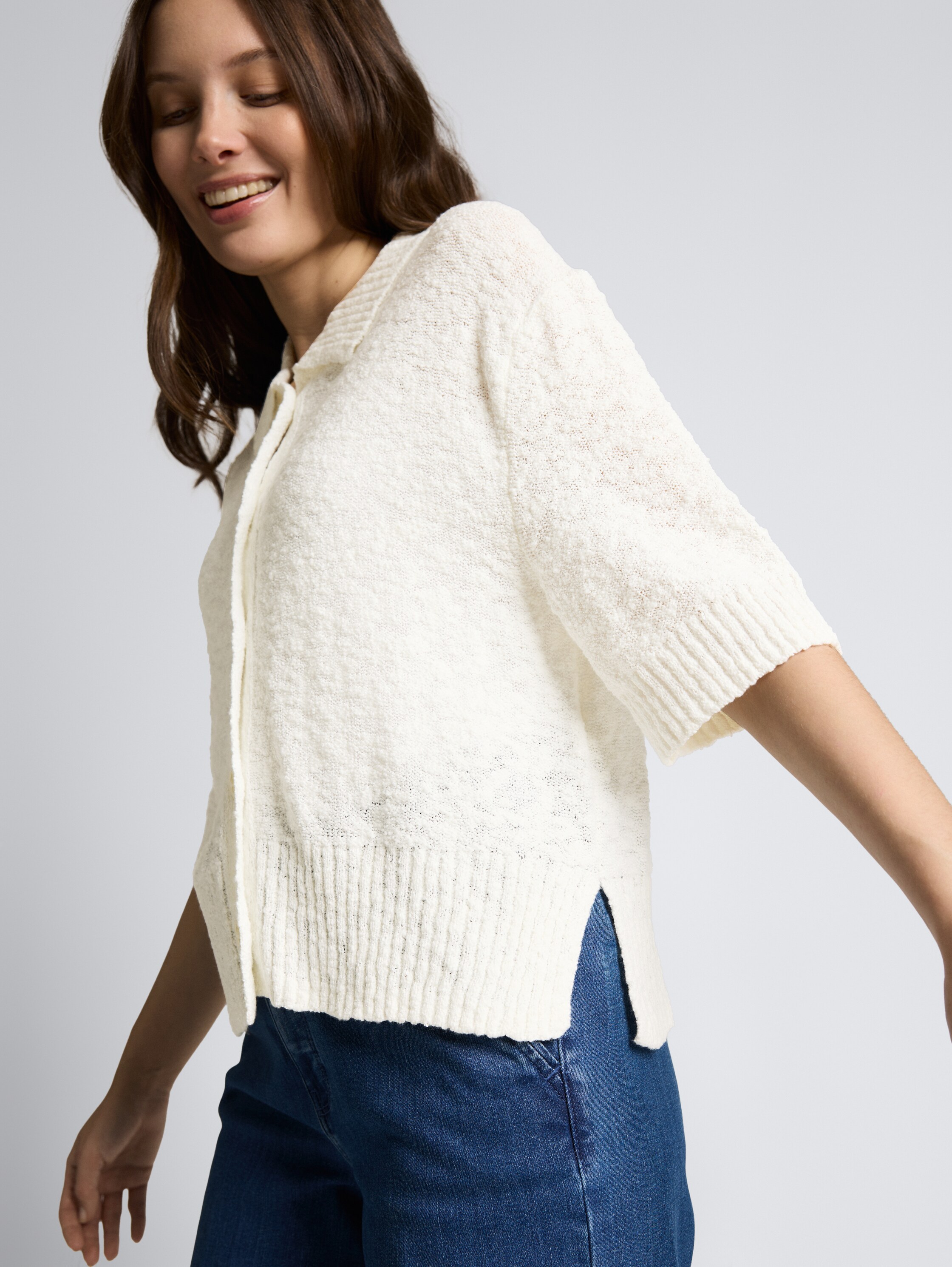 Loose Fit Bouclé Cardigan mit Kragen - Whisper White - Detail-Model-Ansicht