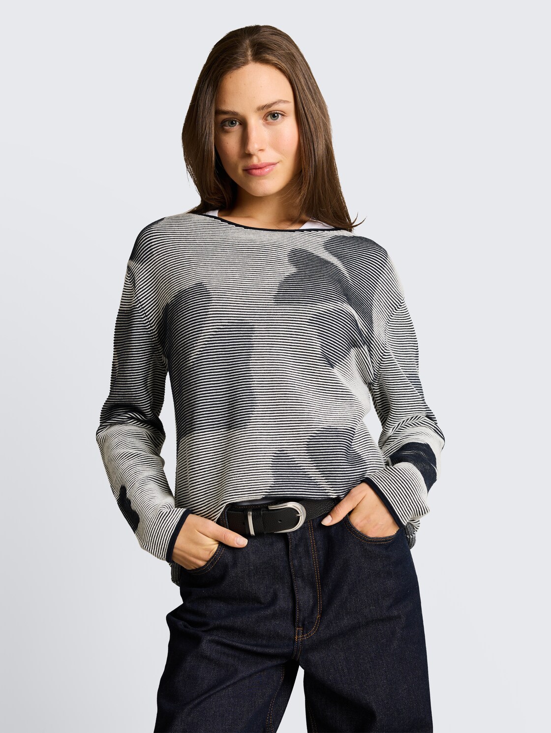 Strickpullover aus Baumwolle - navy ginko structure stripe - Ausschnitt Model-Vorderansicht