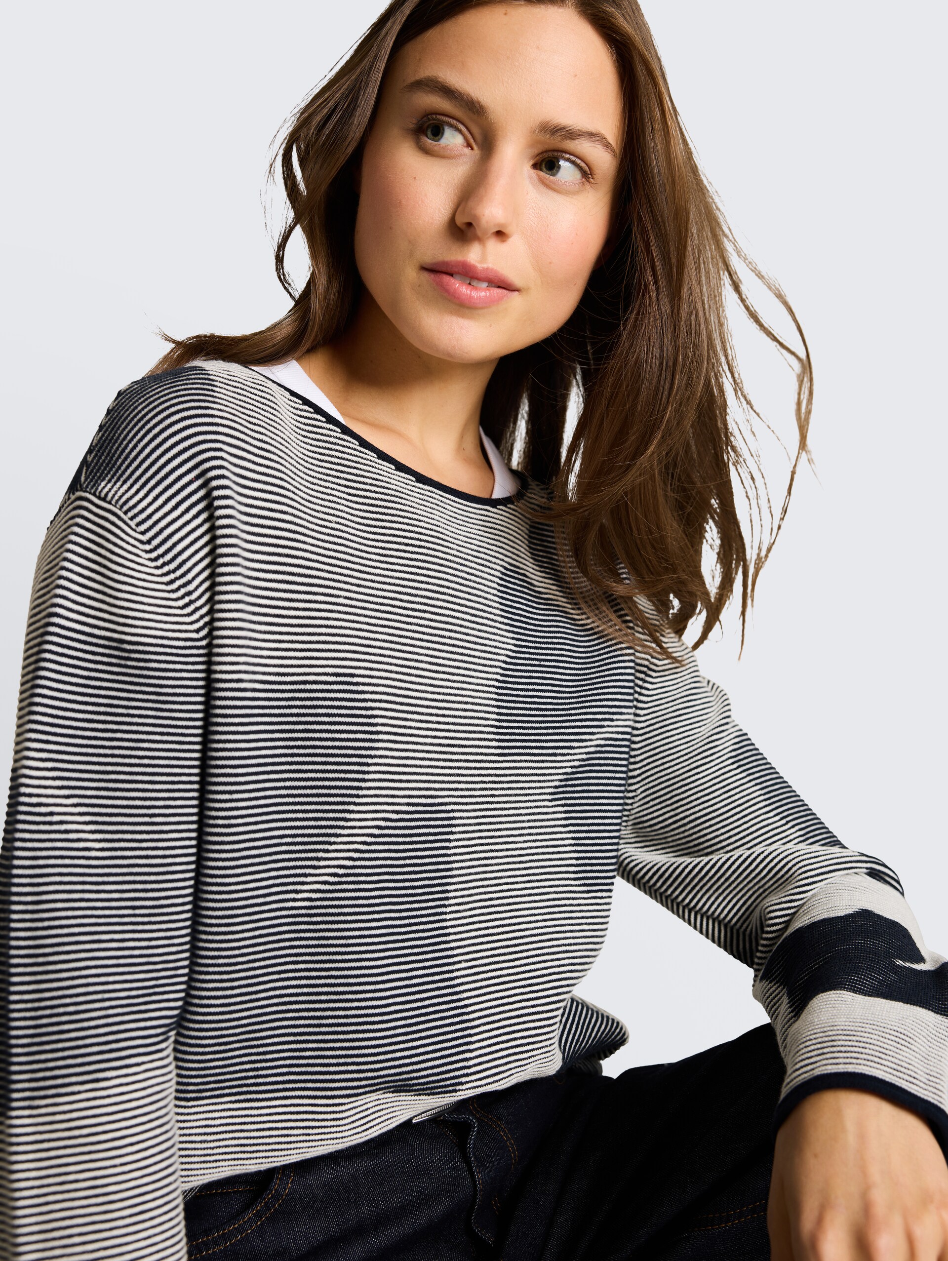 Strickpullover aus Baumwolle - navy ginko structure stripe - Detail-Model-Ansicht