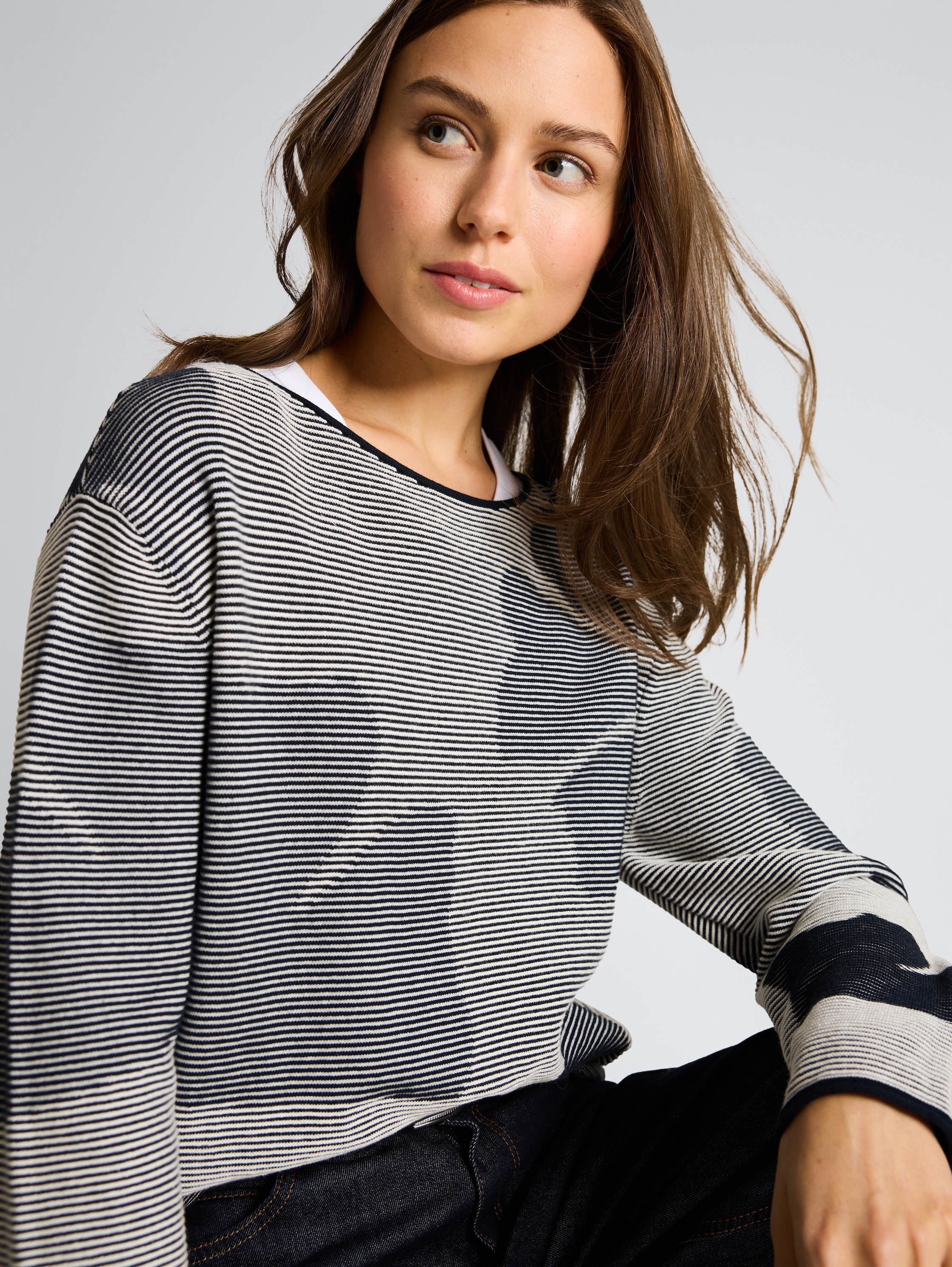 Strickpullover aus Baumwolle - navy ginko structure stripe - Detail-Model-Ansicht