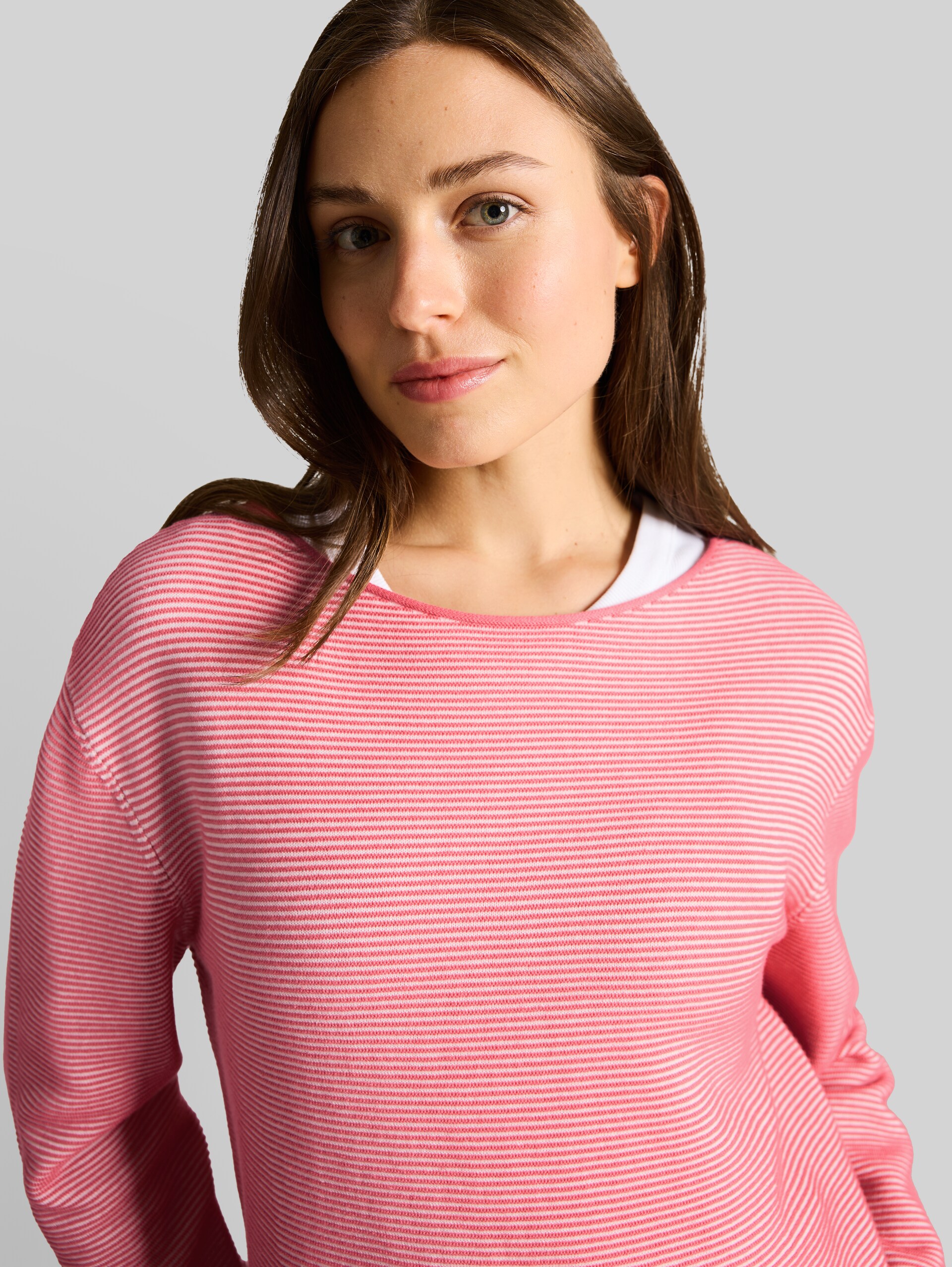 Strickpullover aus Baumwolle - coral white structure stripe - Detail-Model-Ansicht
