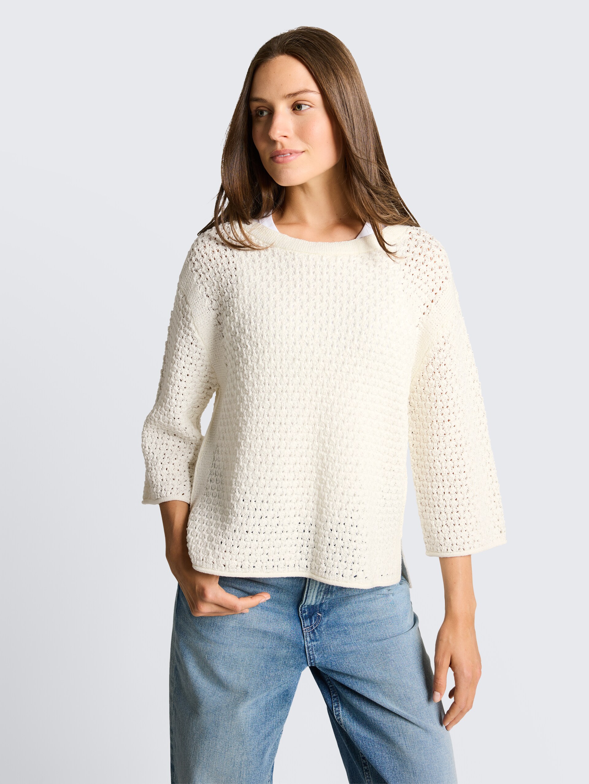 Loose Fit Strickpullover mit Lochmuster - Whisper White - Ausschnitt Model-Vorderansicht