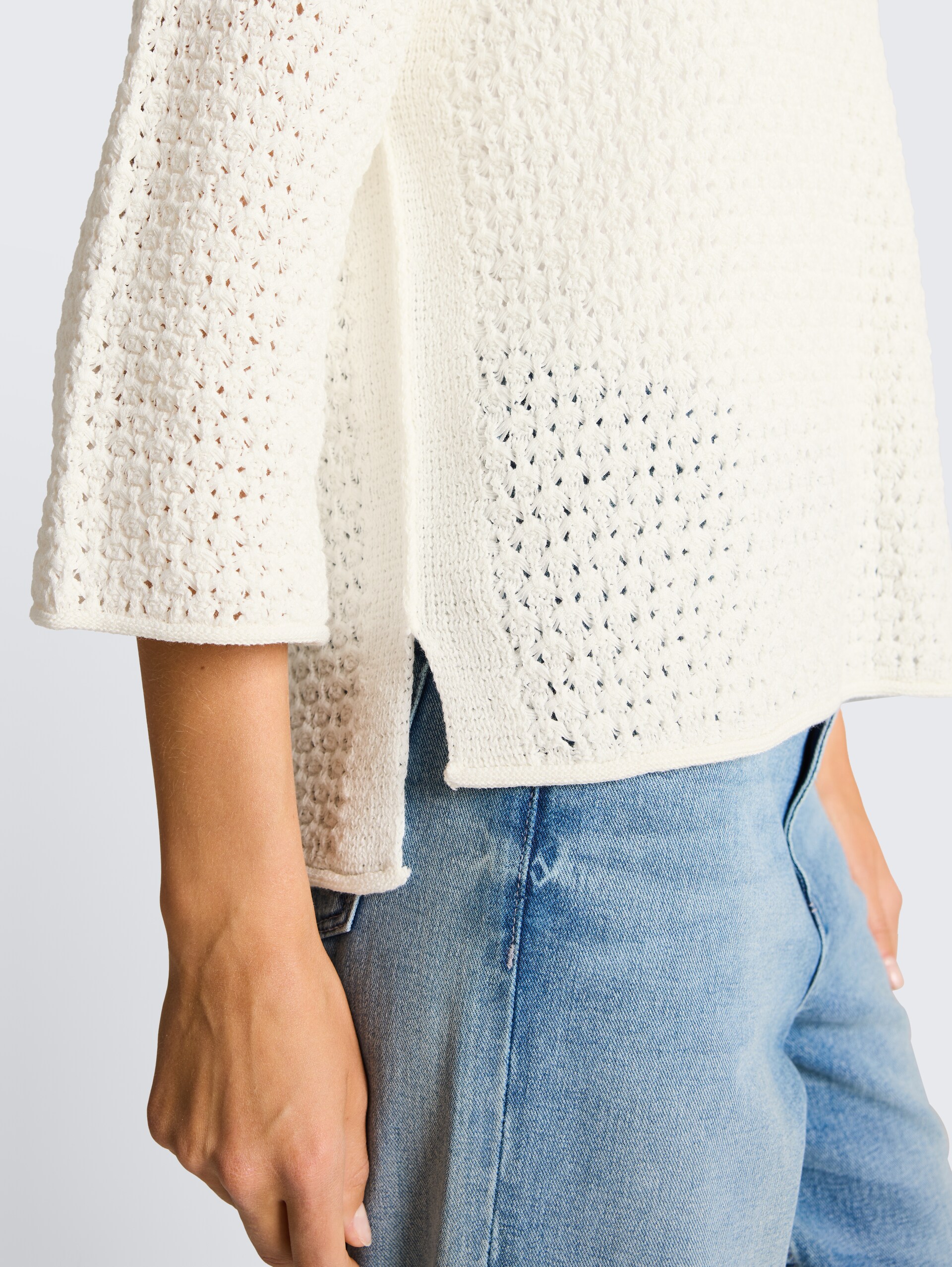Loose Fit Strickpullover mit Lochmuster - Whisper White - Detail-Model-Ansicht