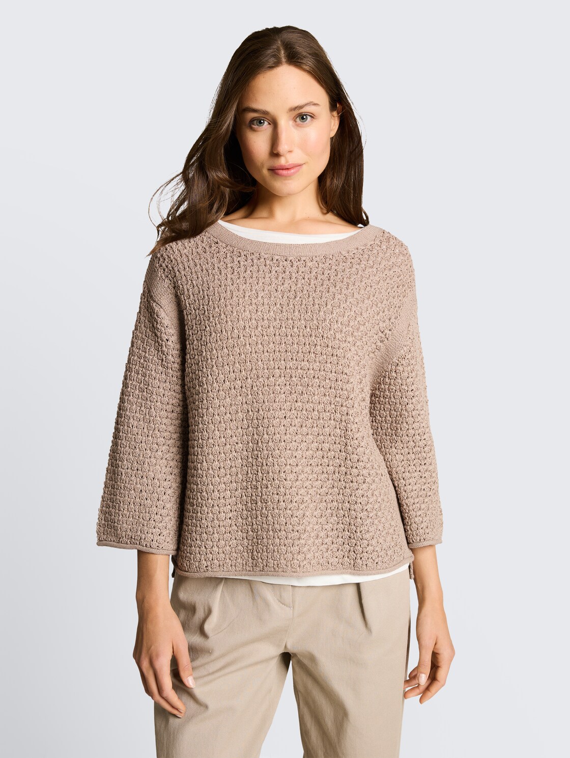 Loose Fit Strickpullover mit Lochmuster - soft taupe grey - Ausschnitt Model-Vorderansicht