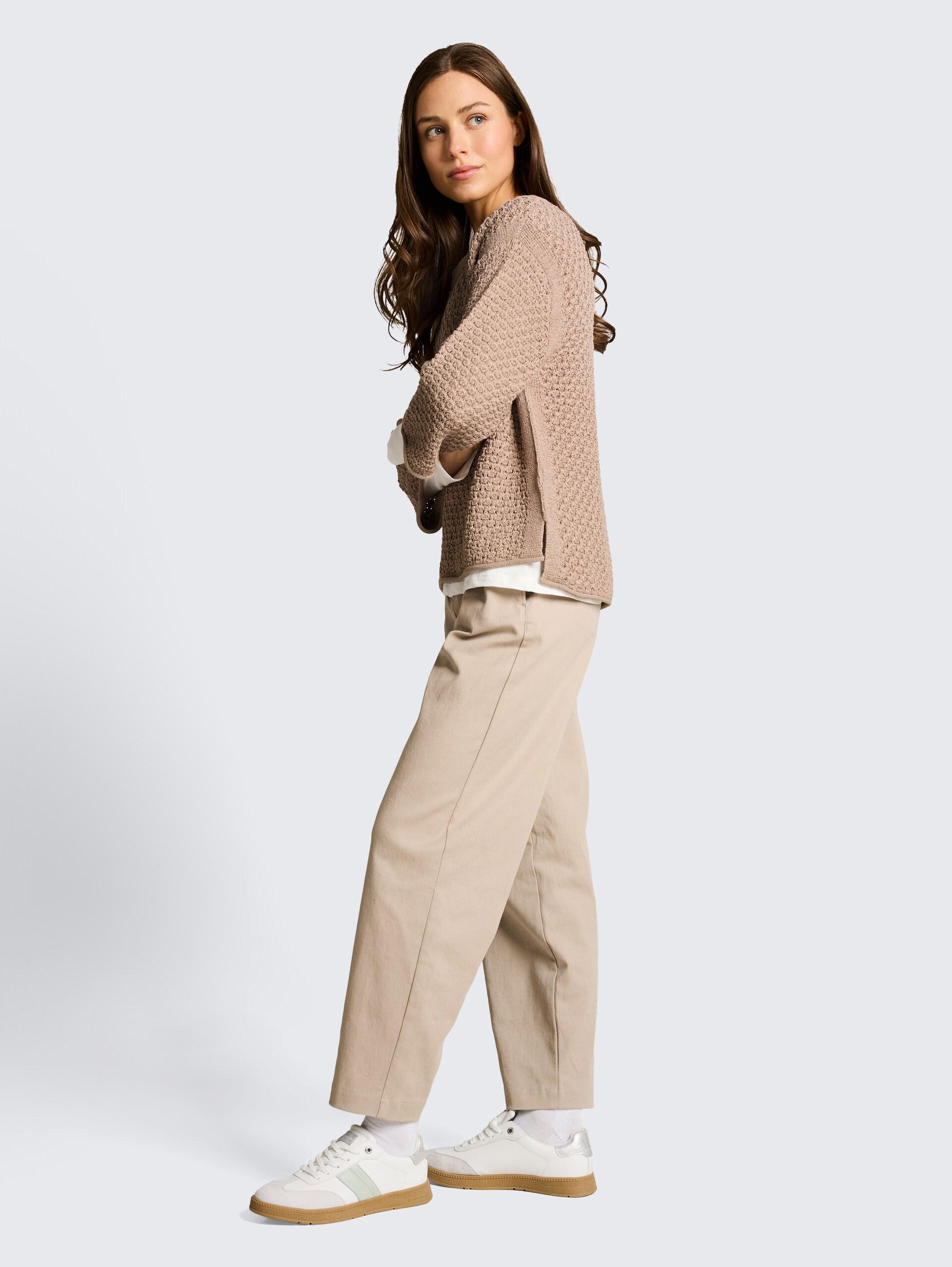 Loose Fit Strickpullover mit Lochmuster - soft taupe grey - Model-Vorderansicht