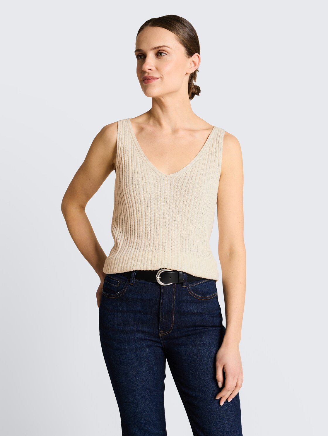 Stricktop mit V-Ausschnitt - Dove White - Ausschnitt Model-Vorderansicht