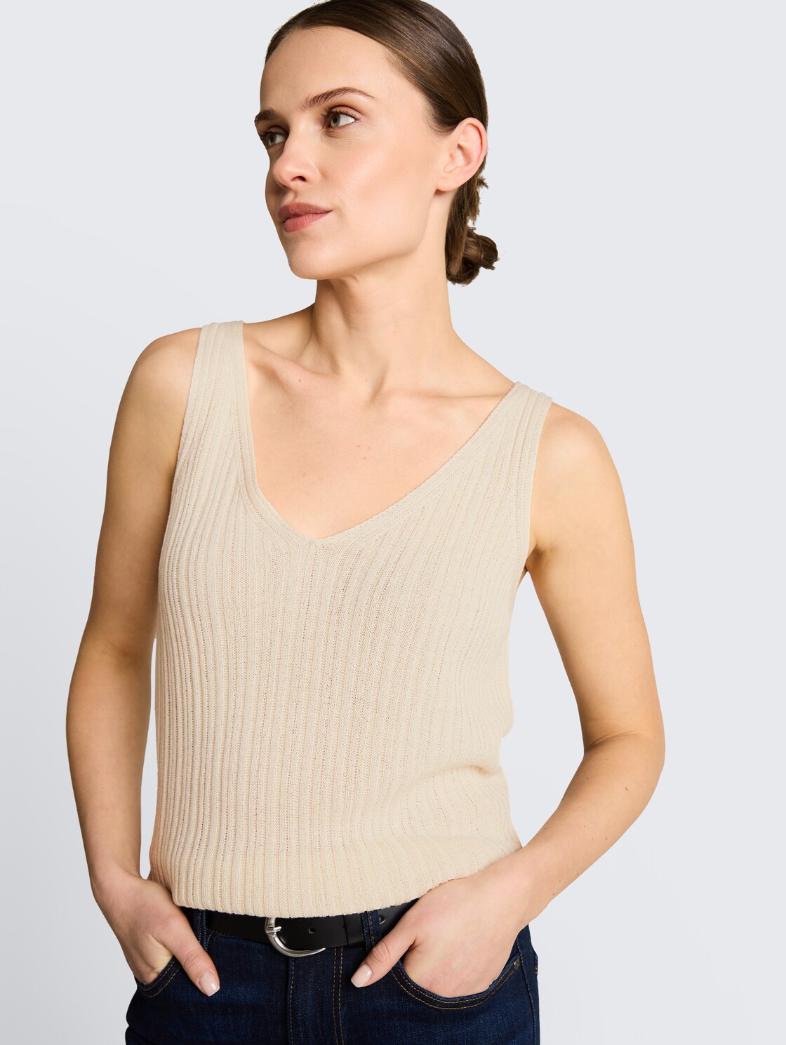 Stricktop mit V-Ausschnitt - Dove White - Detail-Model-Ansicht