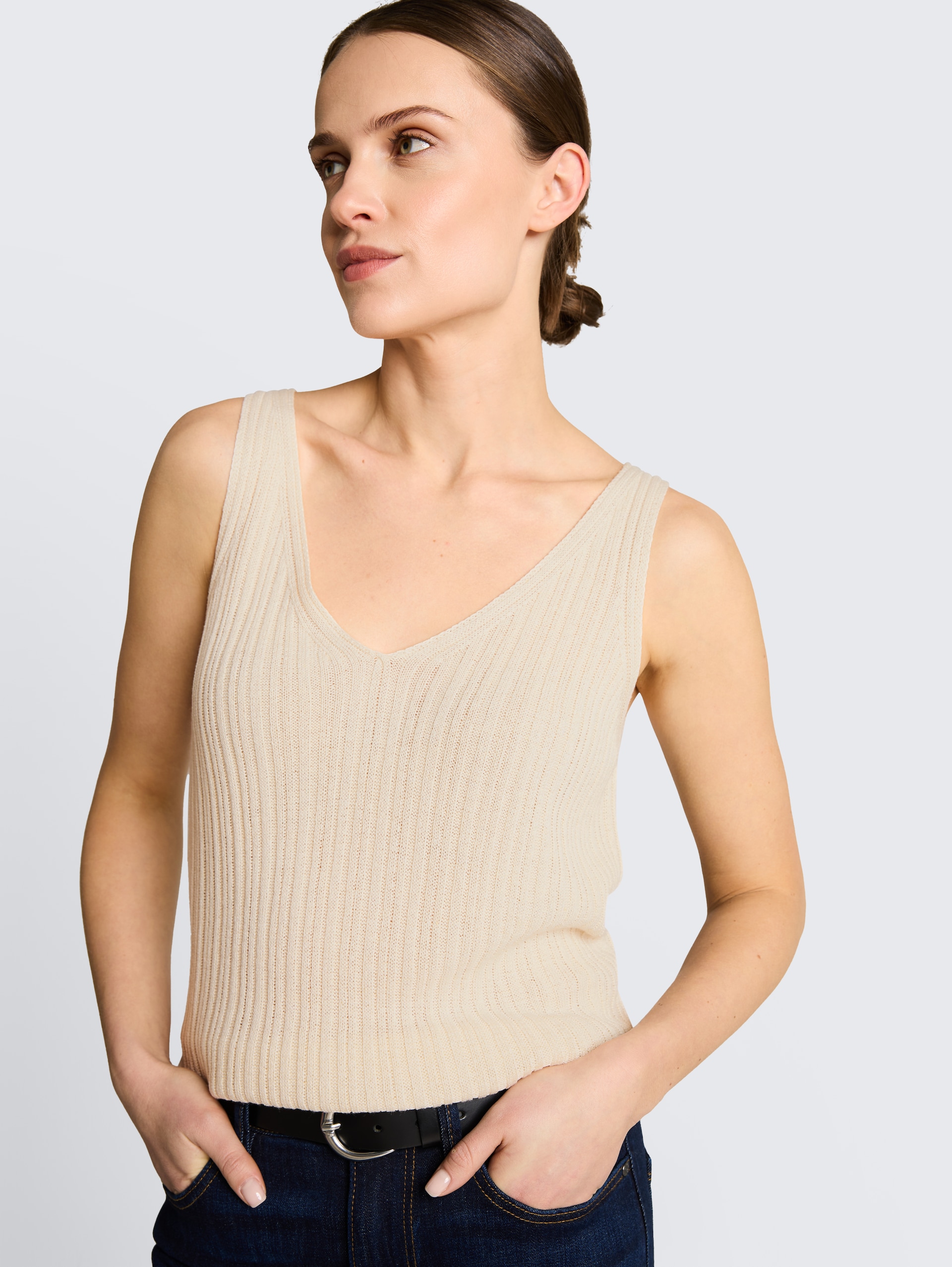 Stricktop mit V-Ausschnitt - Dove White - Detail-Model-Ansicht