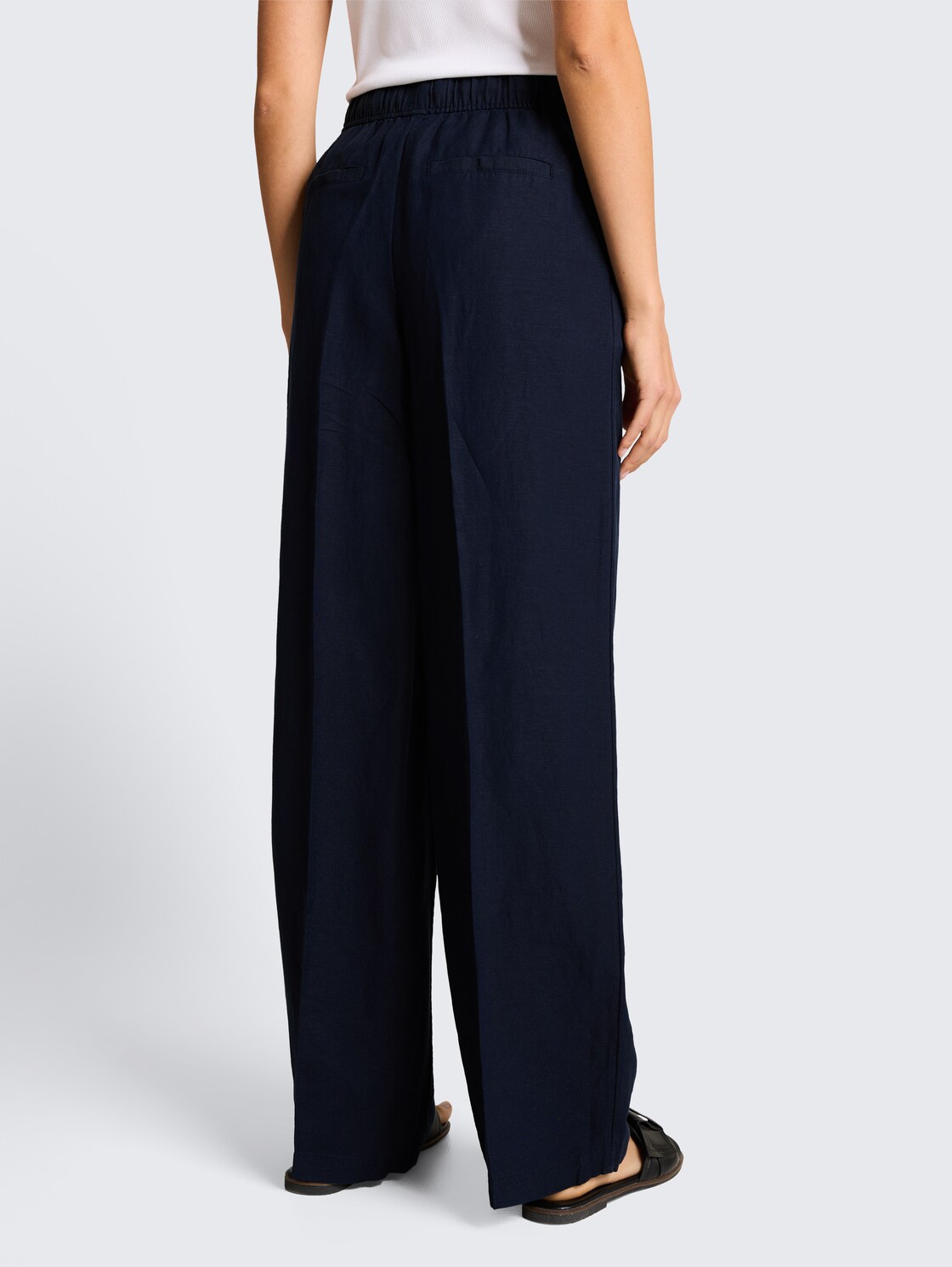 Loose Fit Hose mit Leinenanteil - sky captain blue - Auschnitt Model-Rückansicht