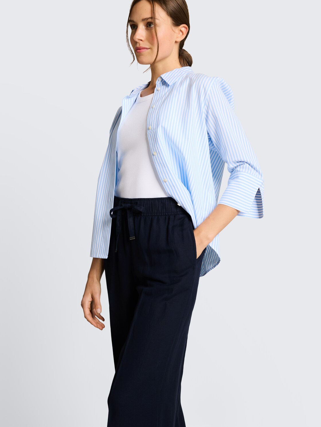 Loose Fit Hose mit Leinenanteil - sky captain blue - Detail-Model-Ansicht