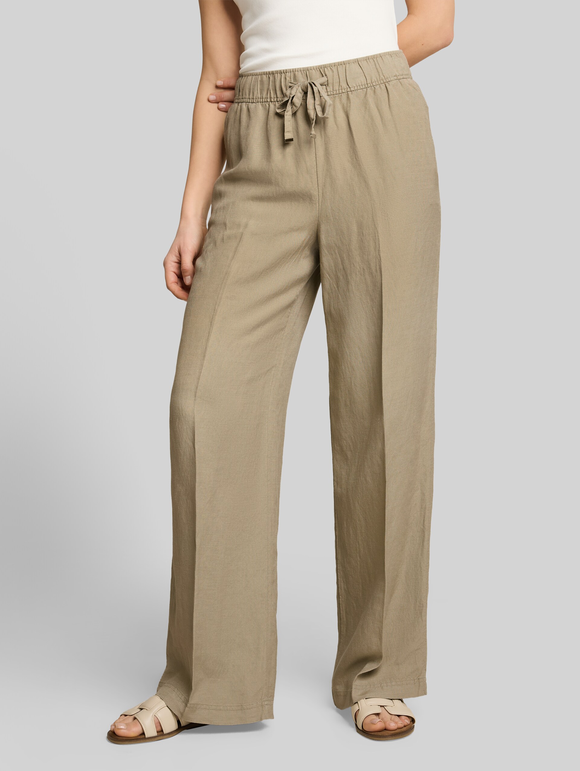 Loose fit trousers with linen content - Silver Olive - Neckline model front view