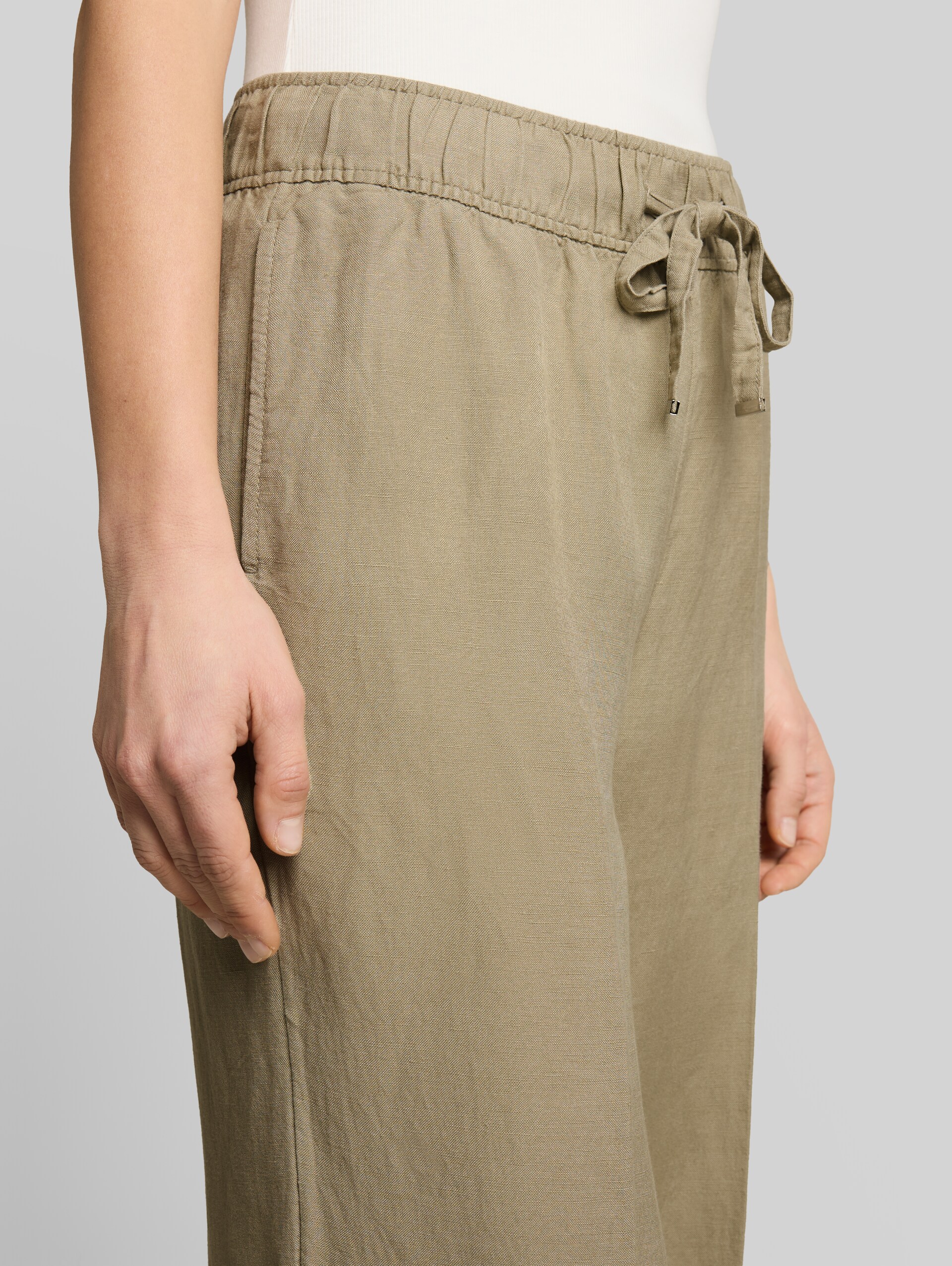 Loose fit trousers with linen content - Silver Olive - Detail model view