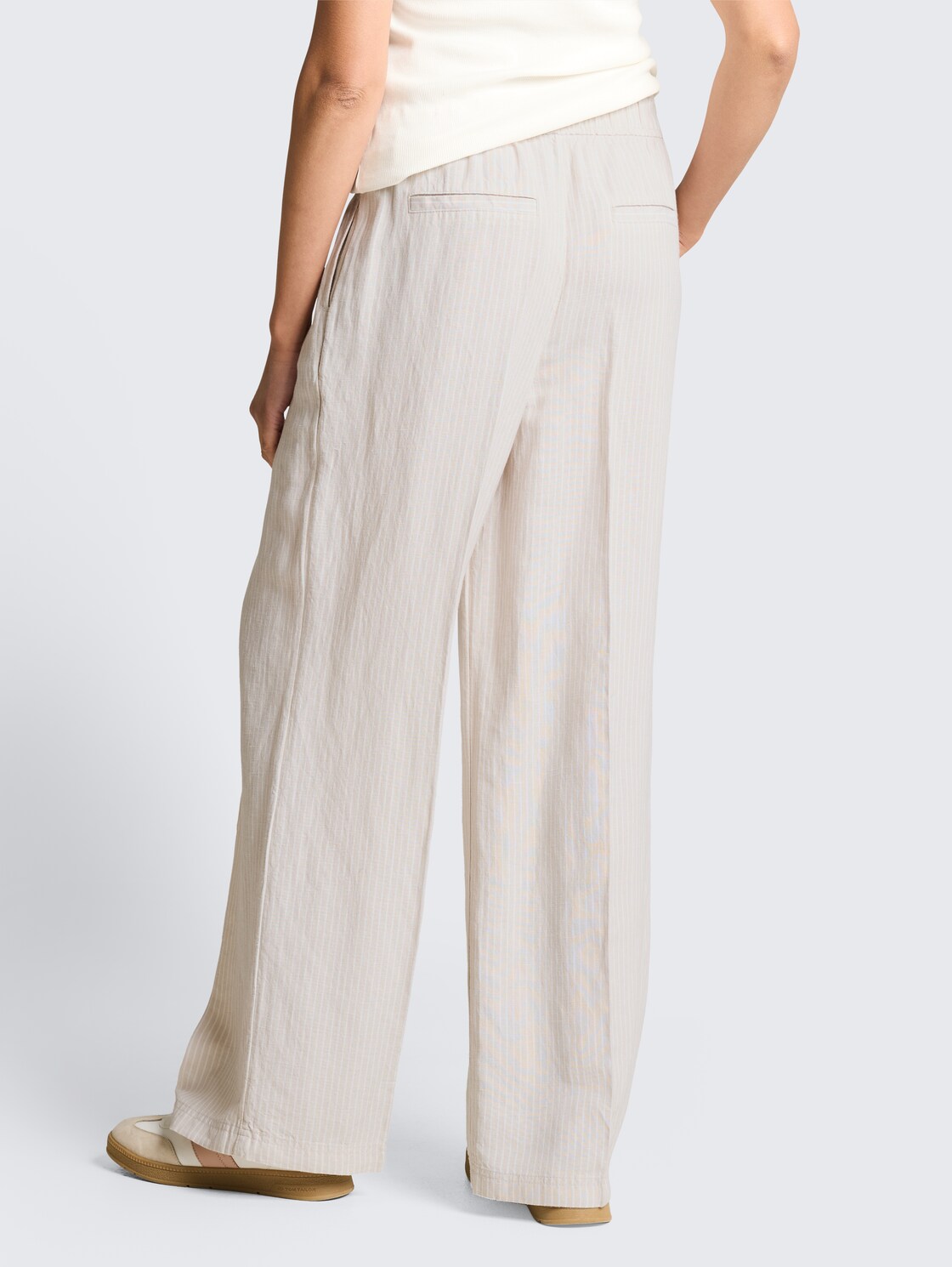 Loose Fit Hose mit Leinenanteil - taupe white irregular stripe - Auschnitt Model-Rückansicht