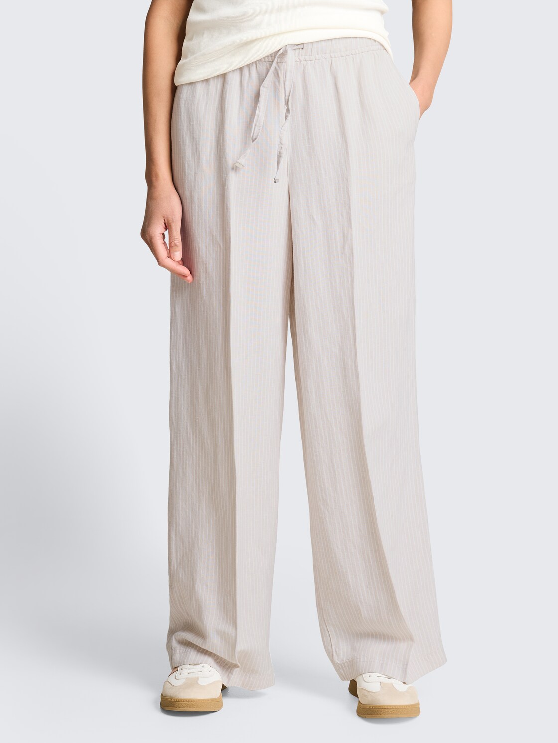 Loose Fit Hose mit Leinenanteil - taupe white irregular stripe - Ausschnitt Model-Vorderansicht