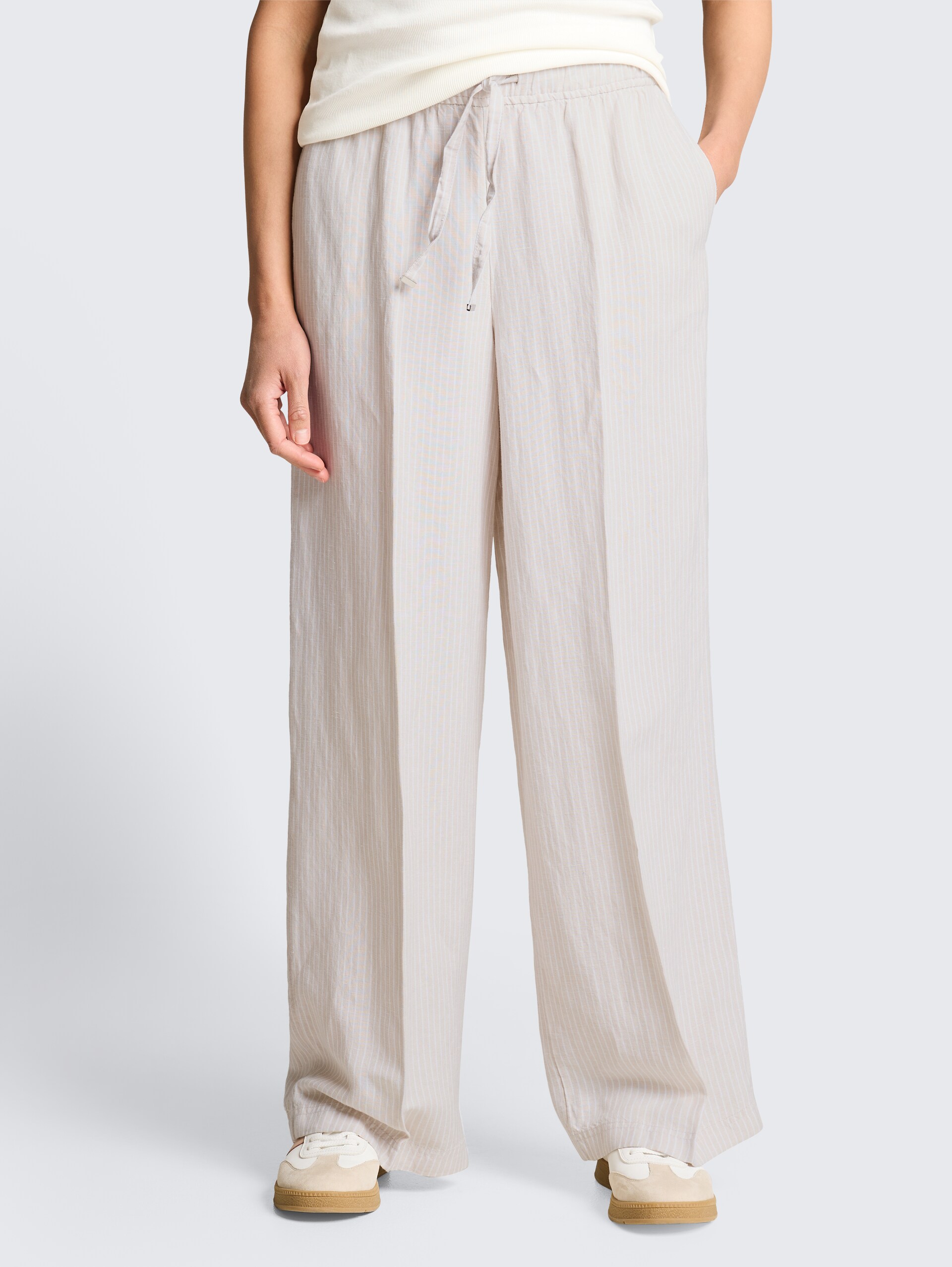 Pantalon ample avec une touche de lin - taupe white irregular stripe - Découpe Vue de face du modèle