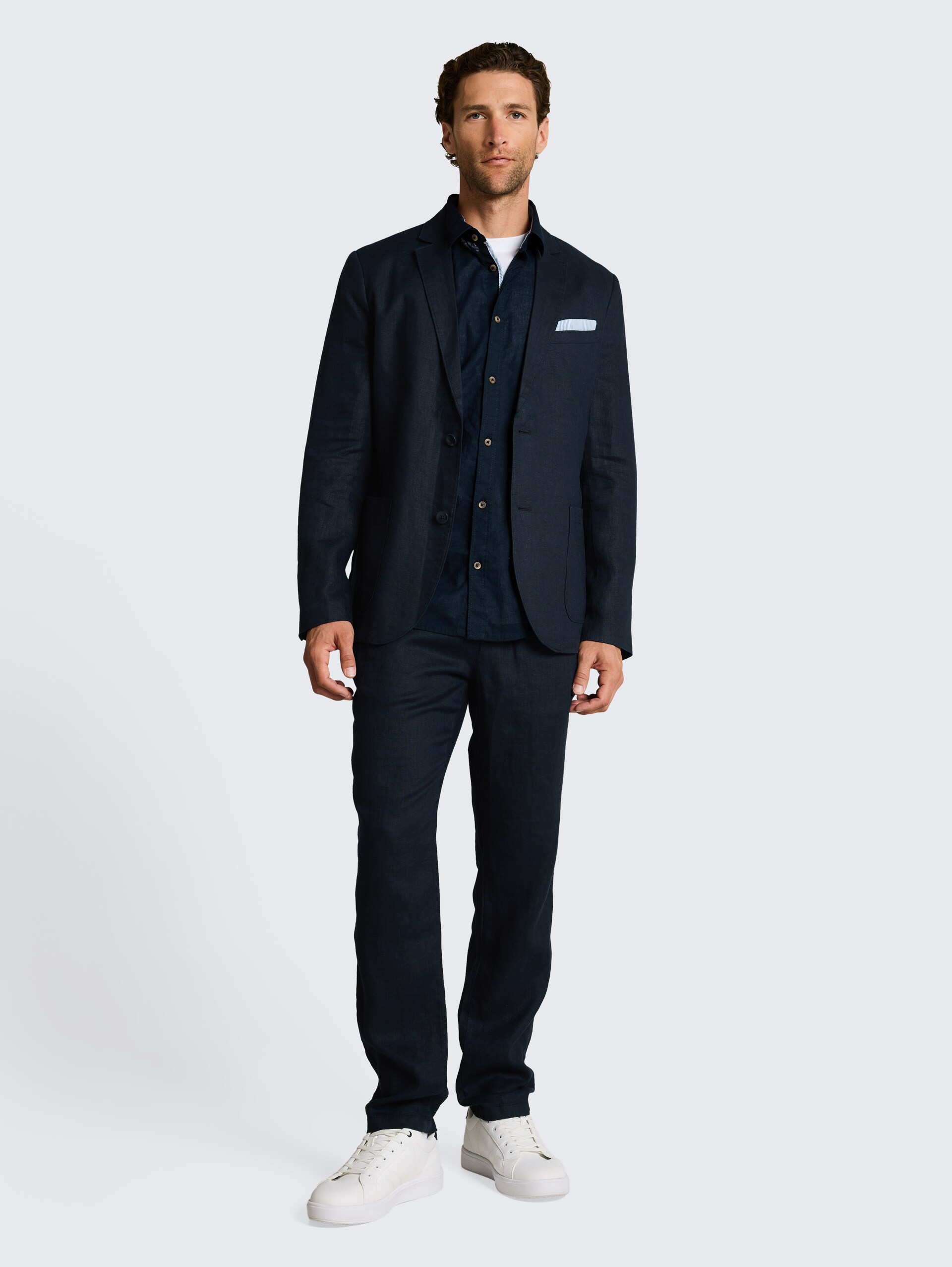 TTREGULAR Chino Hose aus Leinen - sky captain blue - Model-Vorderansicht