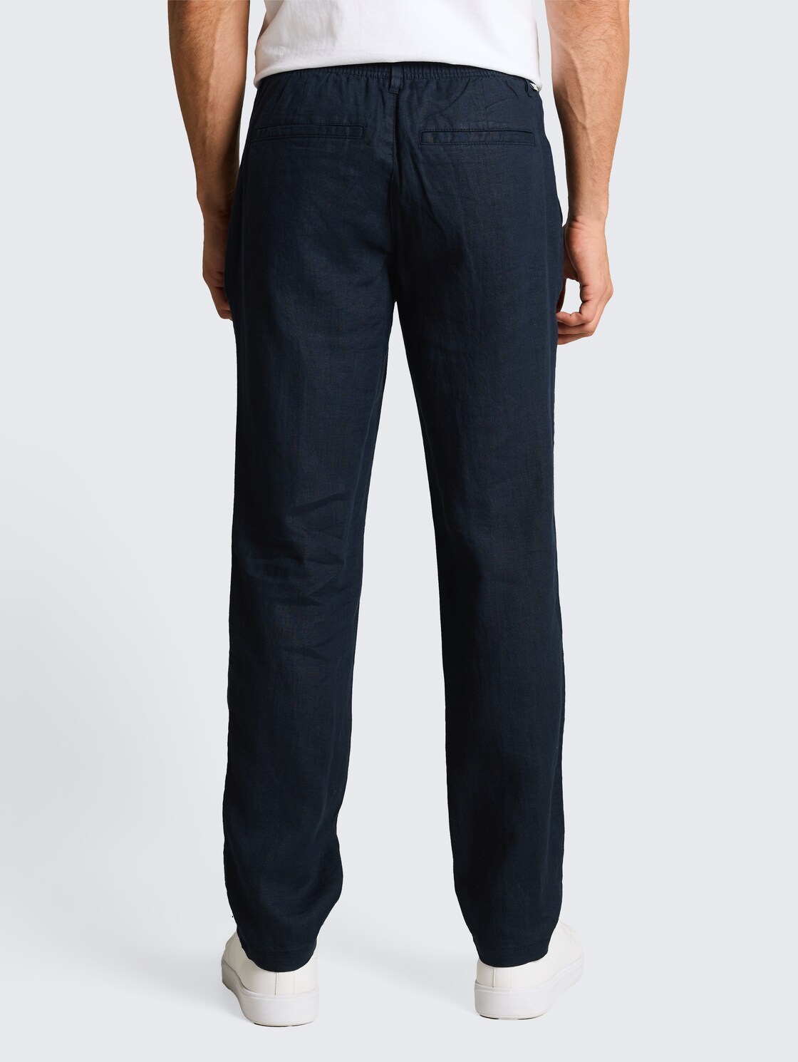 TTREGULAR Chino Hose aus Leinen - sky captain blue - Auschnitt Model-Rückansicht