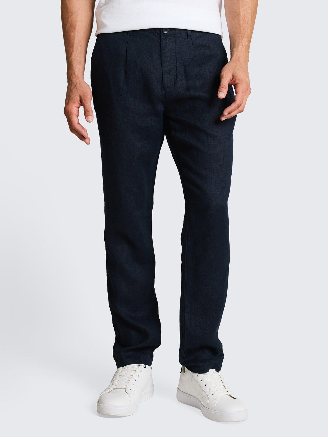 TTREGULAR Chino Hose aus Leinen - sky captain blue - Ausschnitt Model-Vorderansicht
