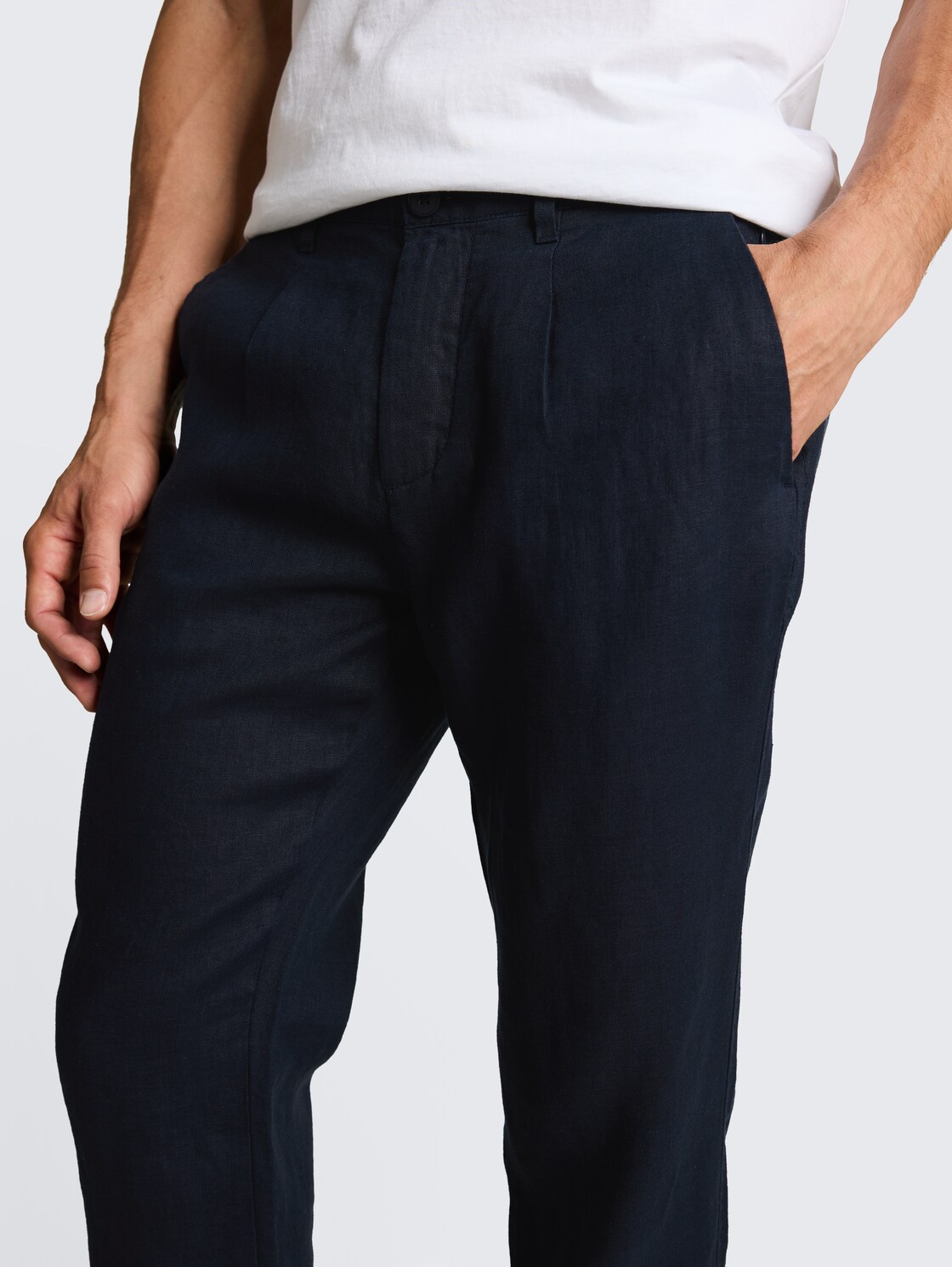 TTREGULAR Chino Hose aus Leinen - sky captain blue - Detail-Model-Ansicht