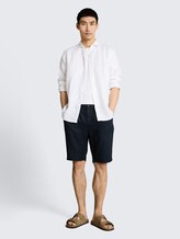 TTREGULAR Chino Shorts aus Leinen - sky captain blue - Model-Vorderansicht