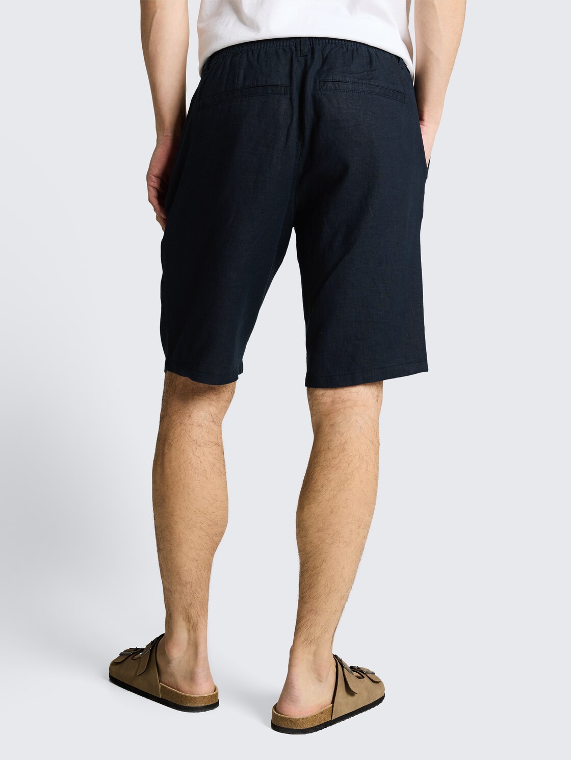 TTREGULAR Chino Shorts aus Leinen - sky captain blue - Auschnitt Model-Rückansicht