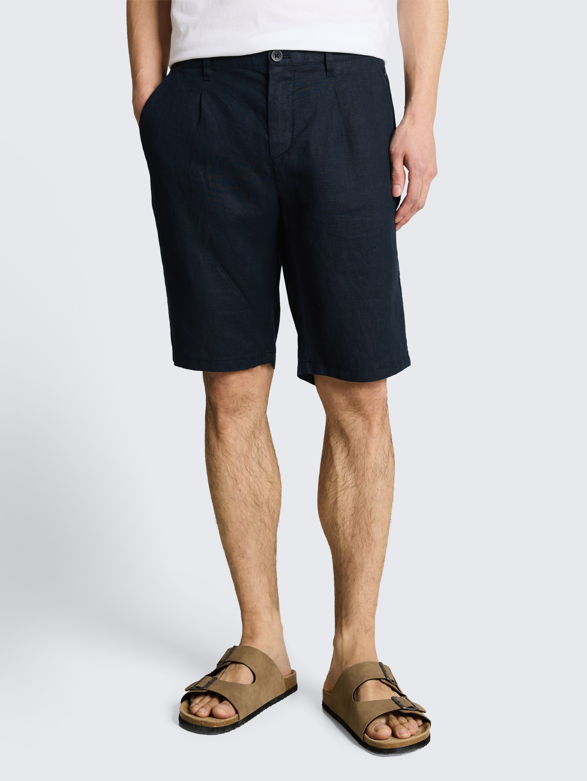 TTREGULAR Chino Shorts aus Leinen - sky captain blue - Ausschnitt Model-Vorderansicht