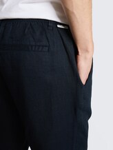 TTREGULAR Chino Shorts aus Leinen - sky captain blue - Detail-Model-Ansicht