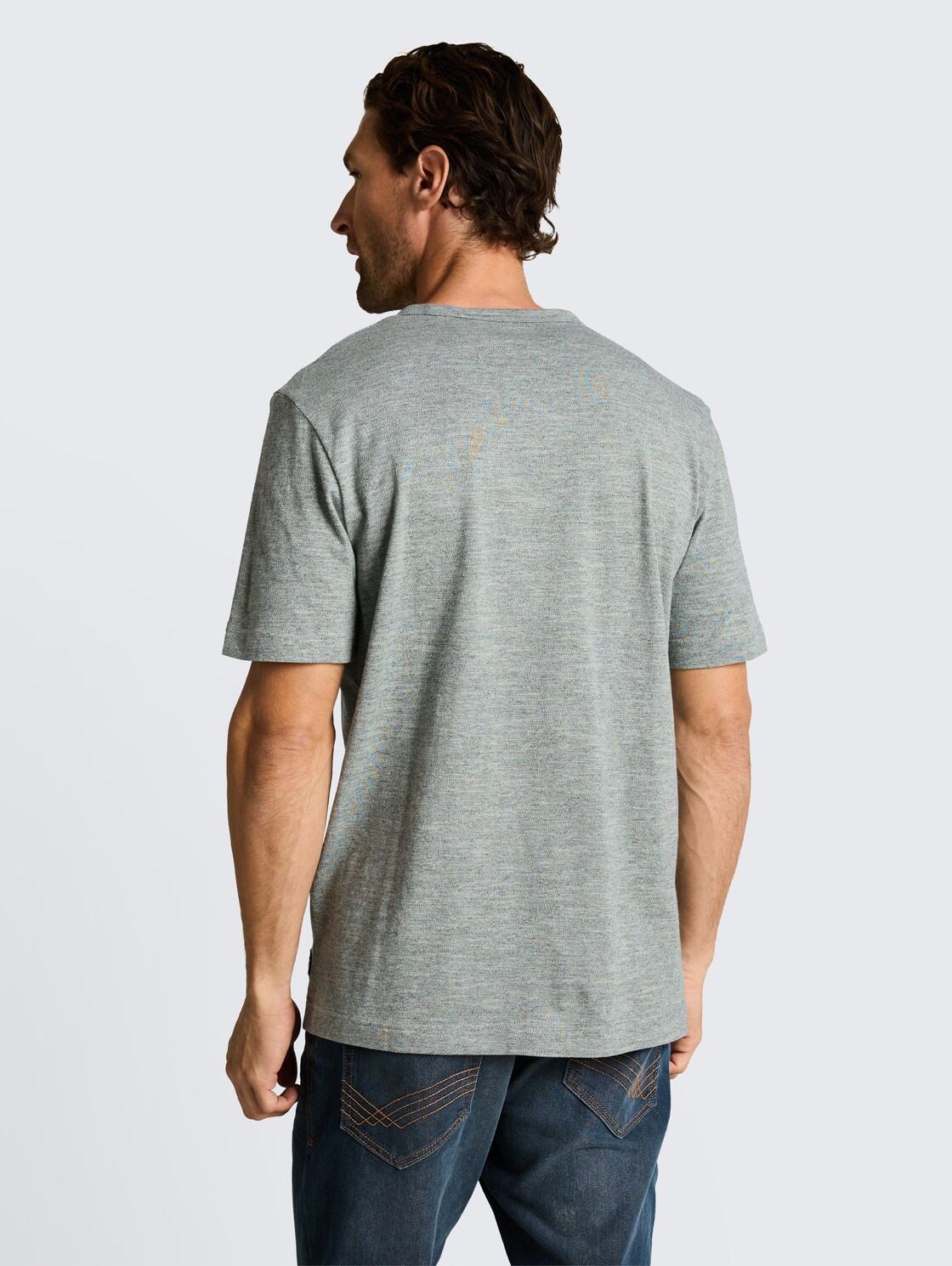 T-Shirt in Melange-Optik - green navy injected - Auschnitt Model-Rückansicht