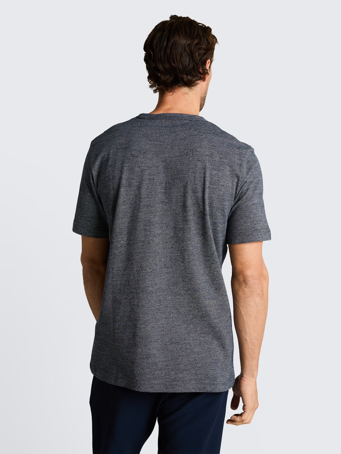 T-Shirt in Melange-Optik - navy gardenia white injected - Auschnitt Model-Rückansicht