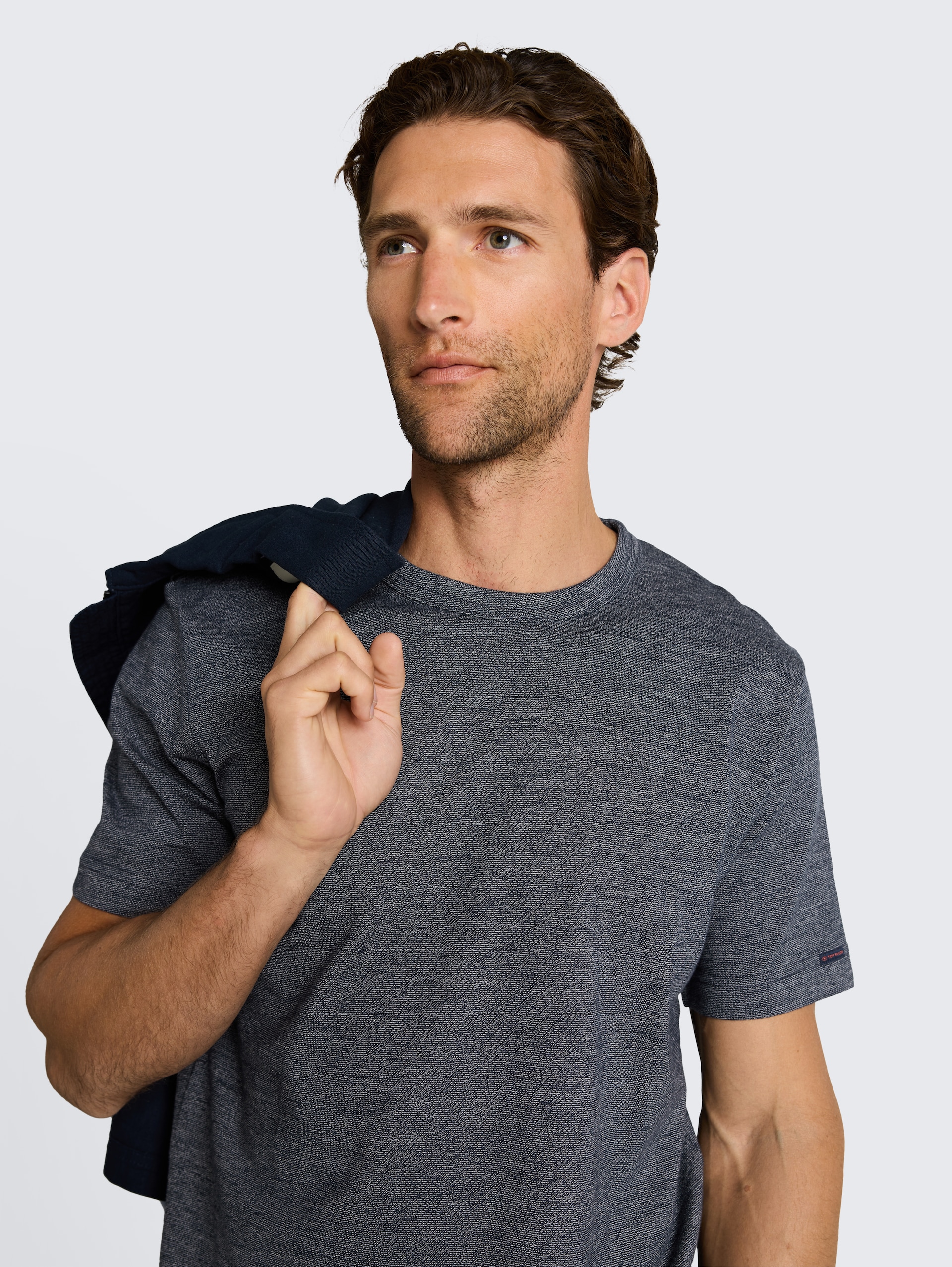 T-shirt in gemêleerde look - navy gardenia white injected - Detailaanzicht model