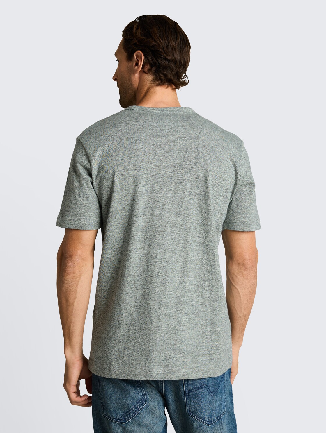 T-Shirt mit Logo-Print - green navy injected - Auschnitt Model-Rückansicht