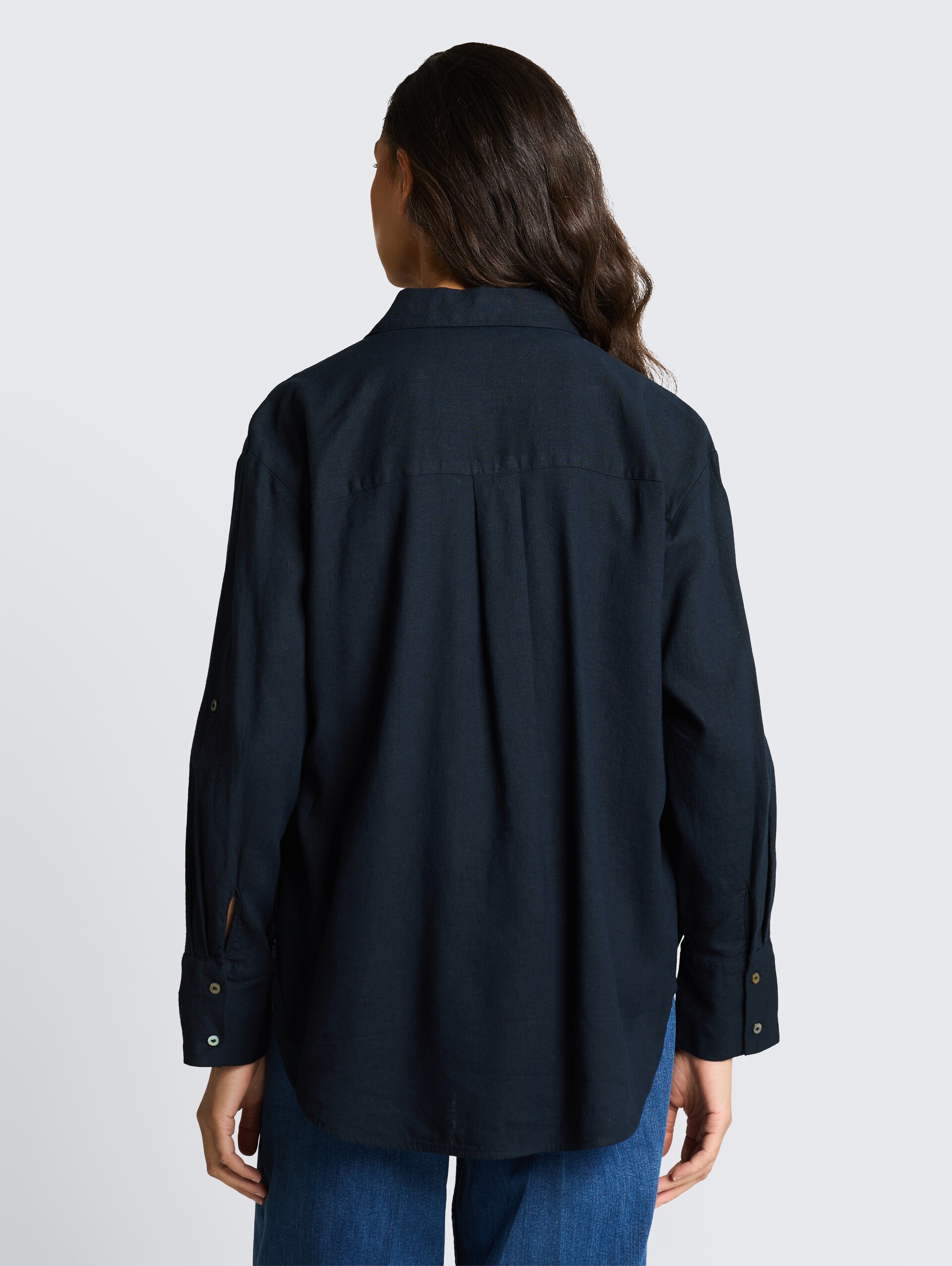 Oversize Hemdbluse mit Leinenanteil - sky captain blue - Auschnitt Model-Rückansicht