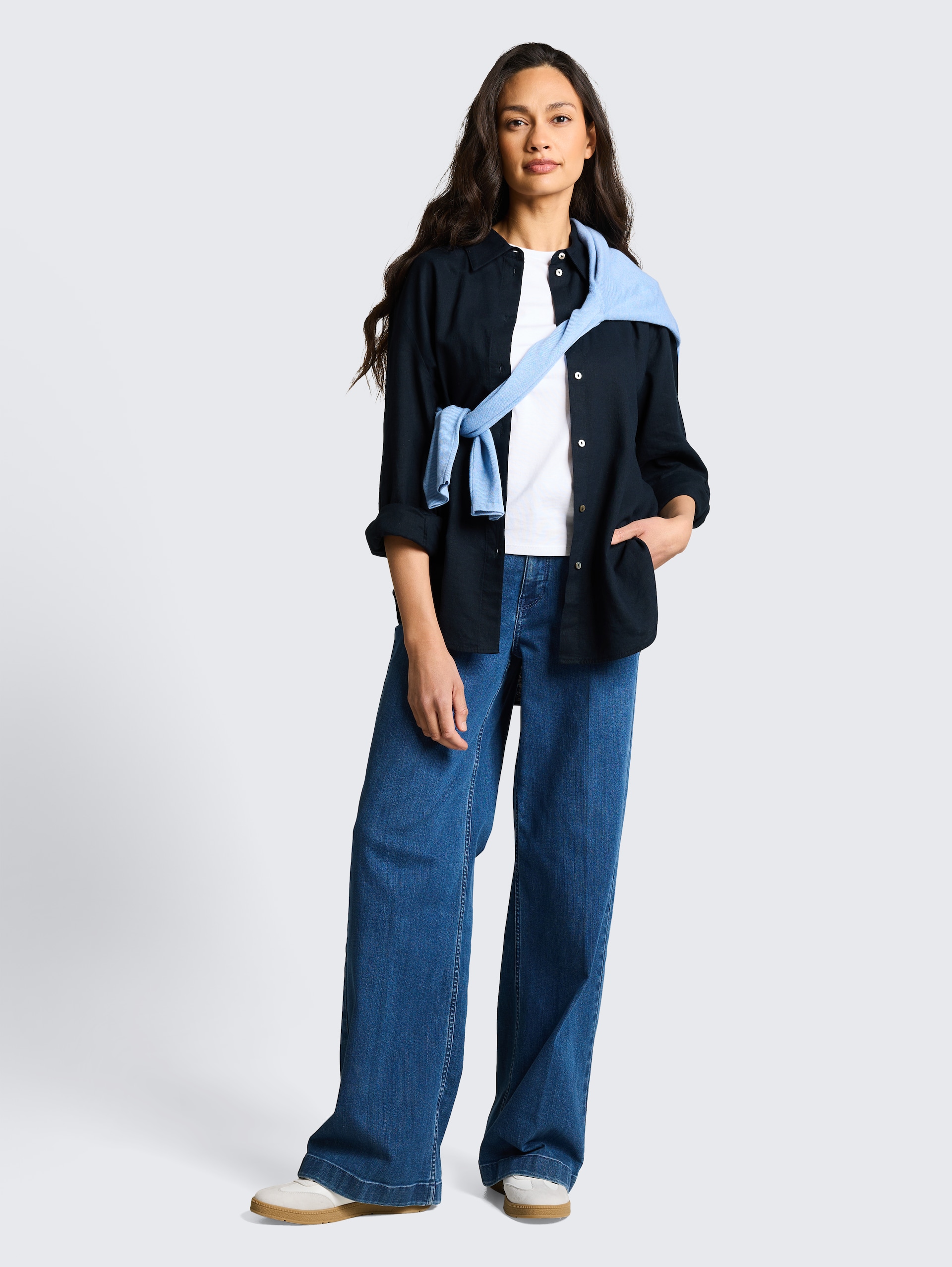 Oversize Hemdbluse mit Leinenanteil - sky captain blue - Model-Vorderansicht