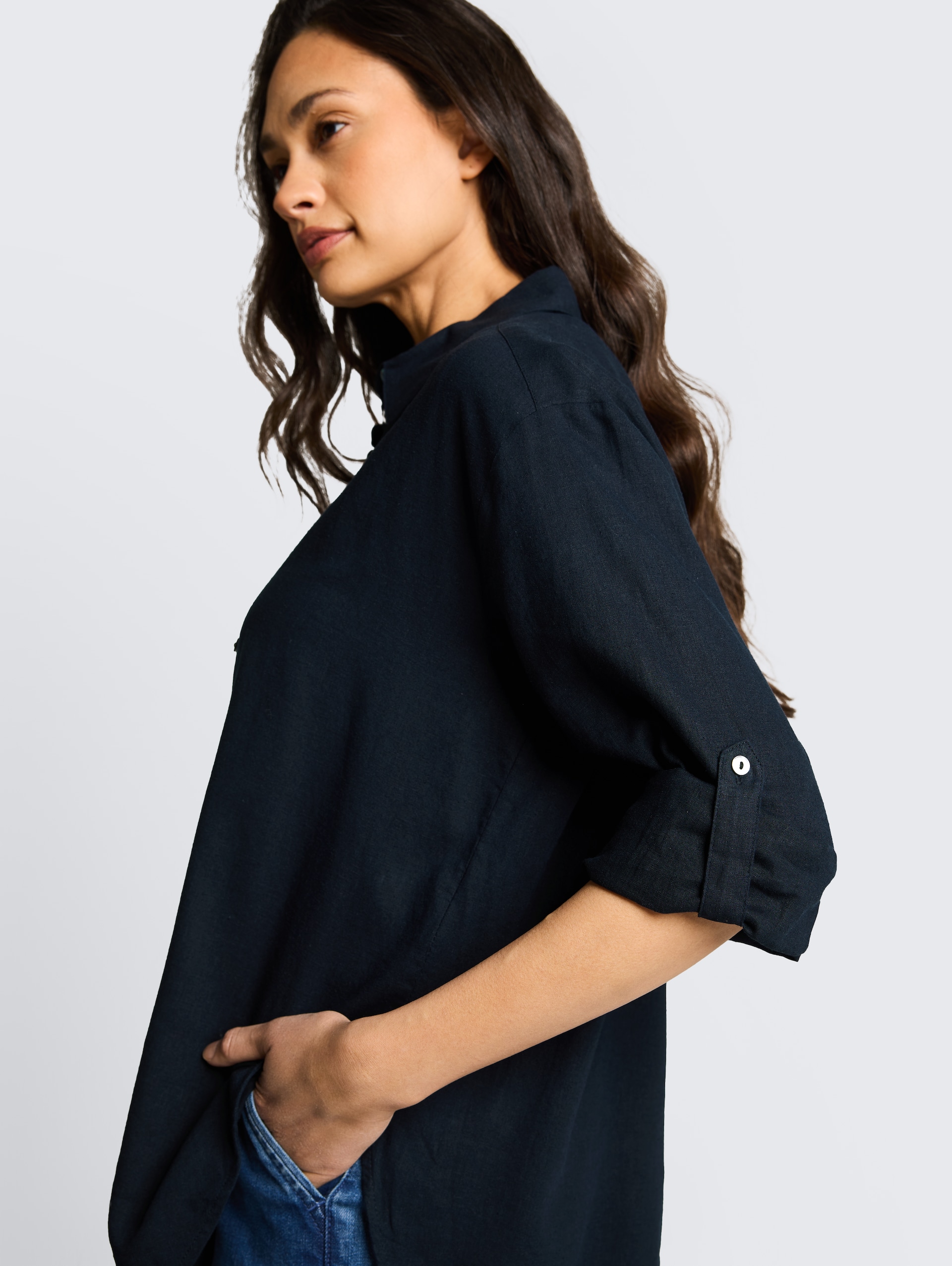 Oversize Hemdbluse mit Leinenanteil - sky captain blue - Detail-Model-Ansicht