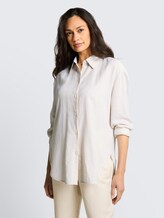 Oversize Hemdbluse mit Leinenanteil - taupe white irregular stripe - Ausschnitt Model-Vorderansicht