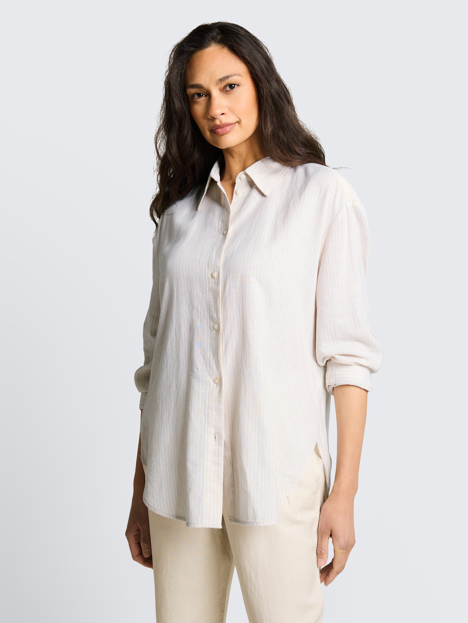 Oversize Hemdbluse mit Leinenanteil - taupe white irregular stripe - Ausschnitt Model-Vorderansicht