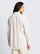 Oversize Hemdbluse mit Leinenanteil - taupe white irregular stripe - Auschnitt Model-Rückansicht