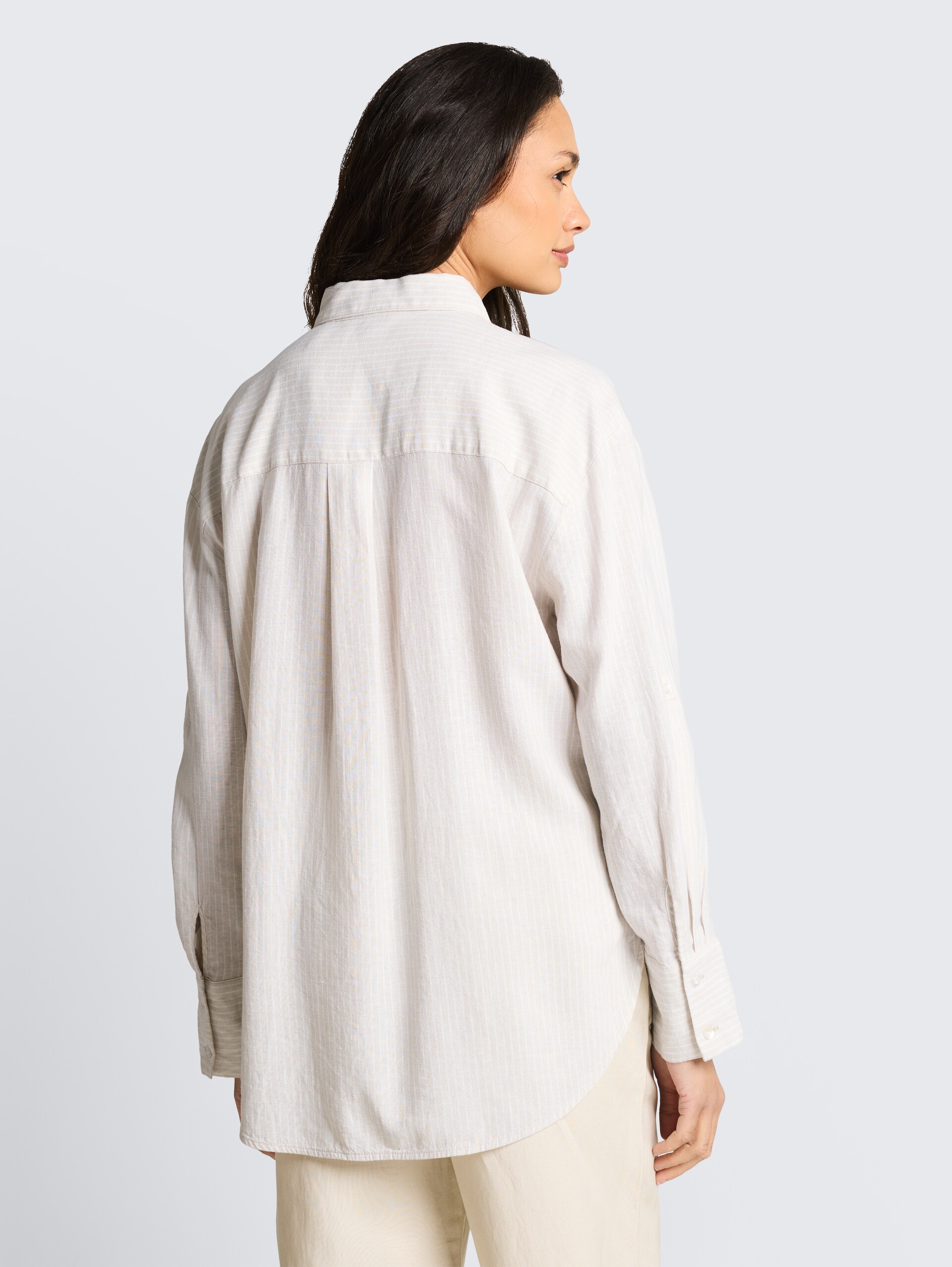 Oversize Hemdbluse mit Leinenanteil - taupe white irregular stripe - Auschnitt Model-Rückansicht