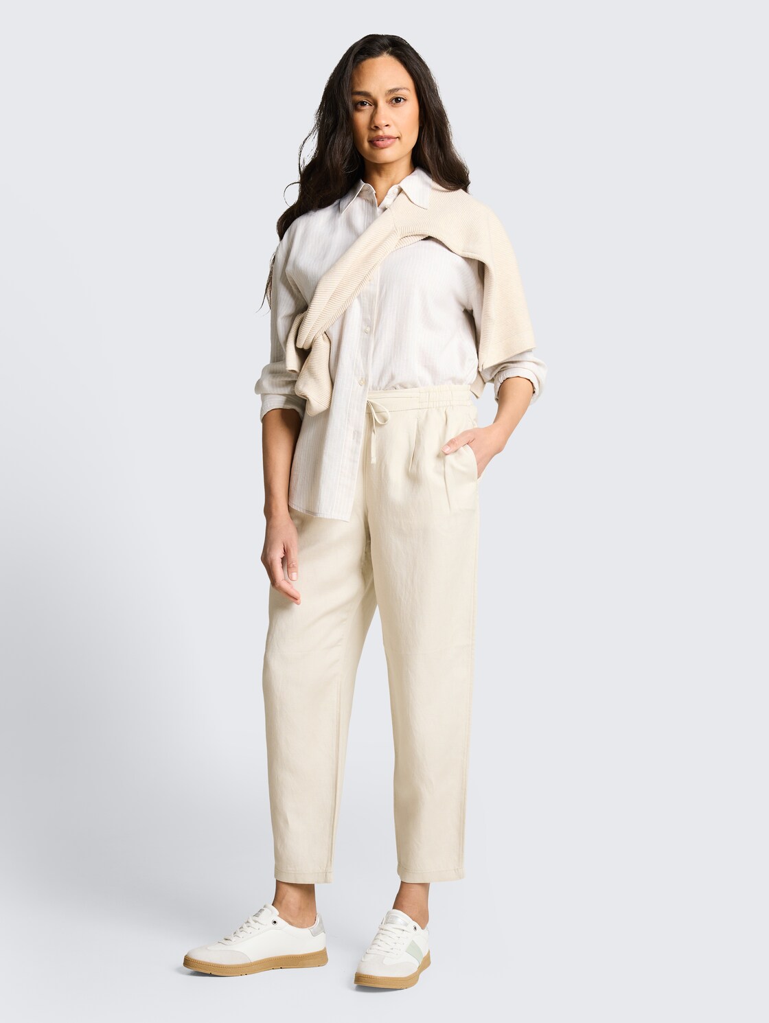 Oversize Hemdbluse mit Leinenanteil - taupe white irregular stripe - Model-Vorderansicht