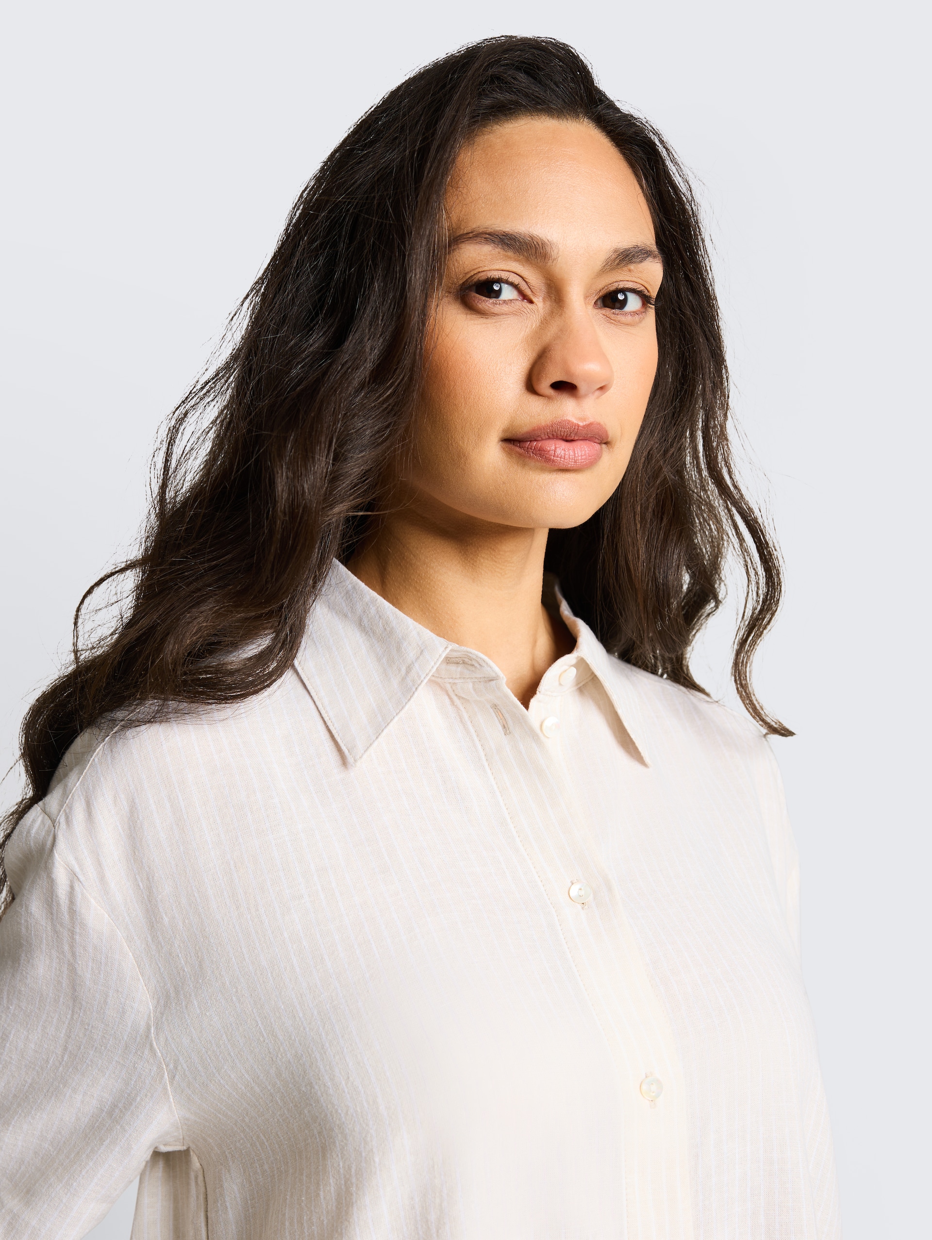 Oversize Hemdbluse mit Leinenanteil - taupe white irregular stripe - Detail-Model-Ansicht
