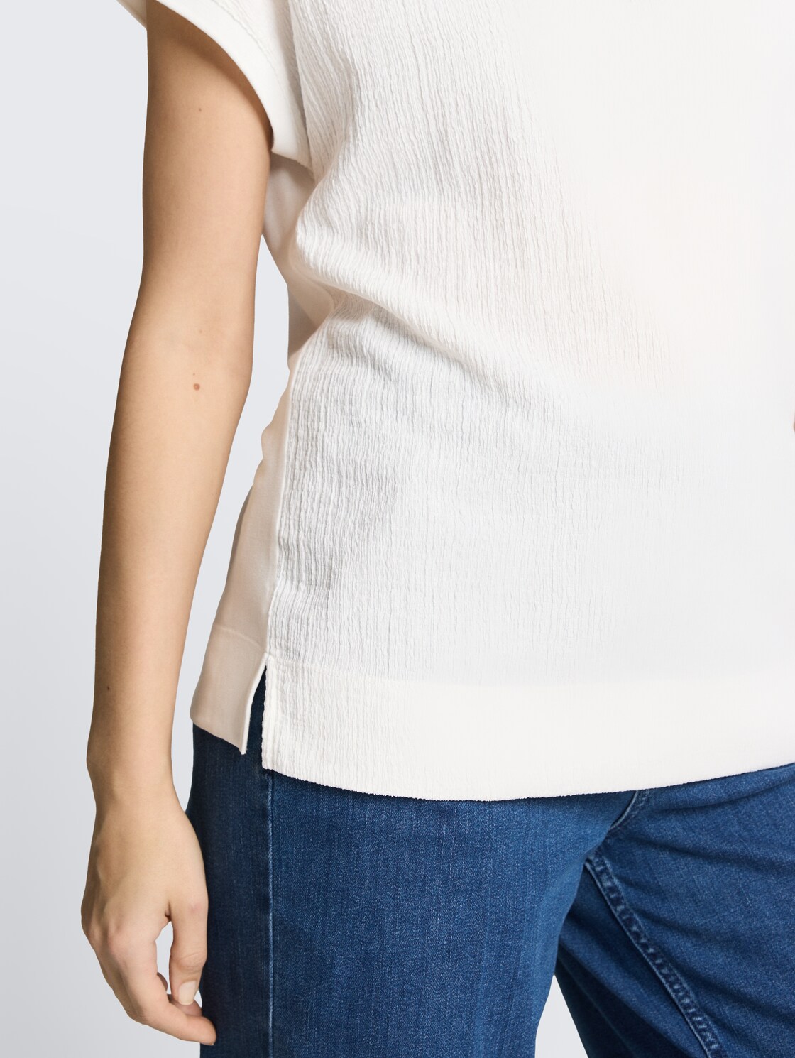 T-Shirt im Material-Mix - Whisper White - Detail-Model-Ansicht