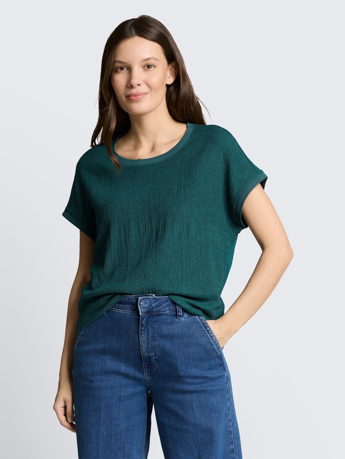 T-Shirt im Material-Mix - Deep Meadow Green - Ausschnitt Model-Vorderansicht